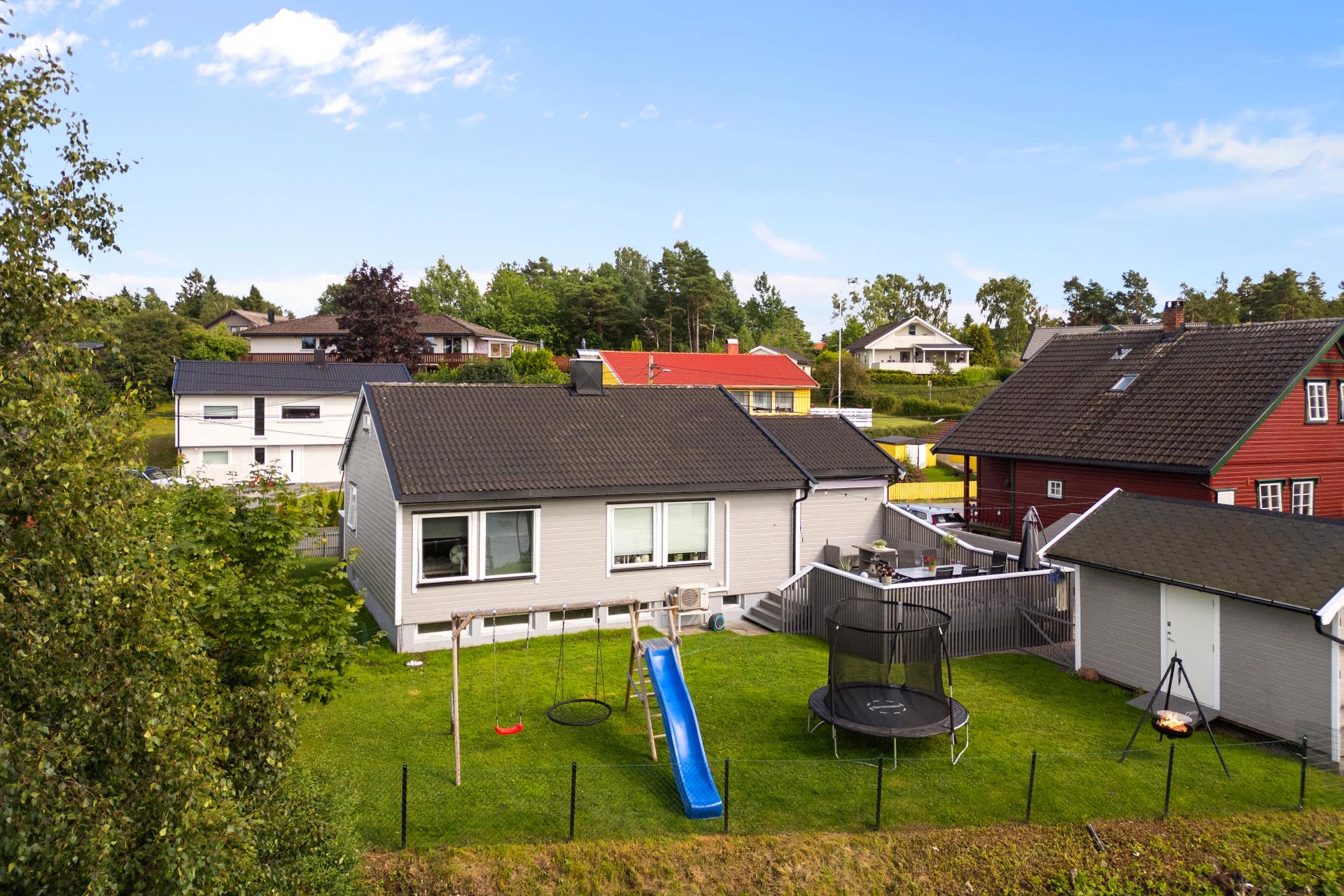 Tomten er pent opparbeidet med god plass til lek og rekreasjon.. Bilde nummer 2 av 3