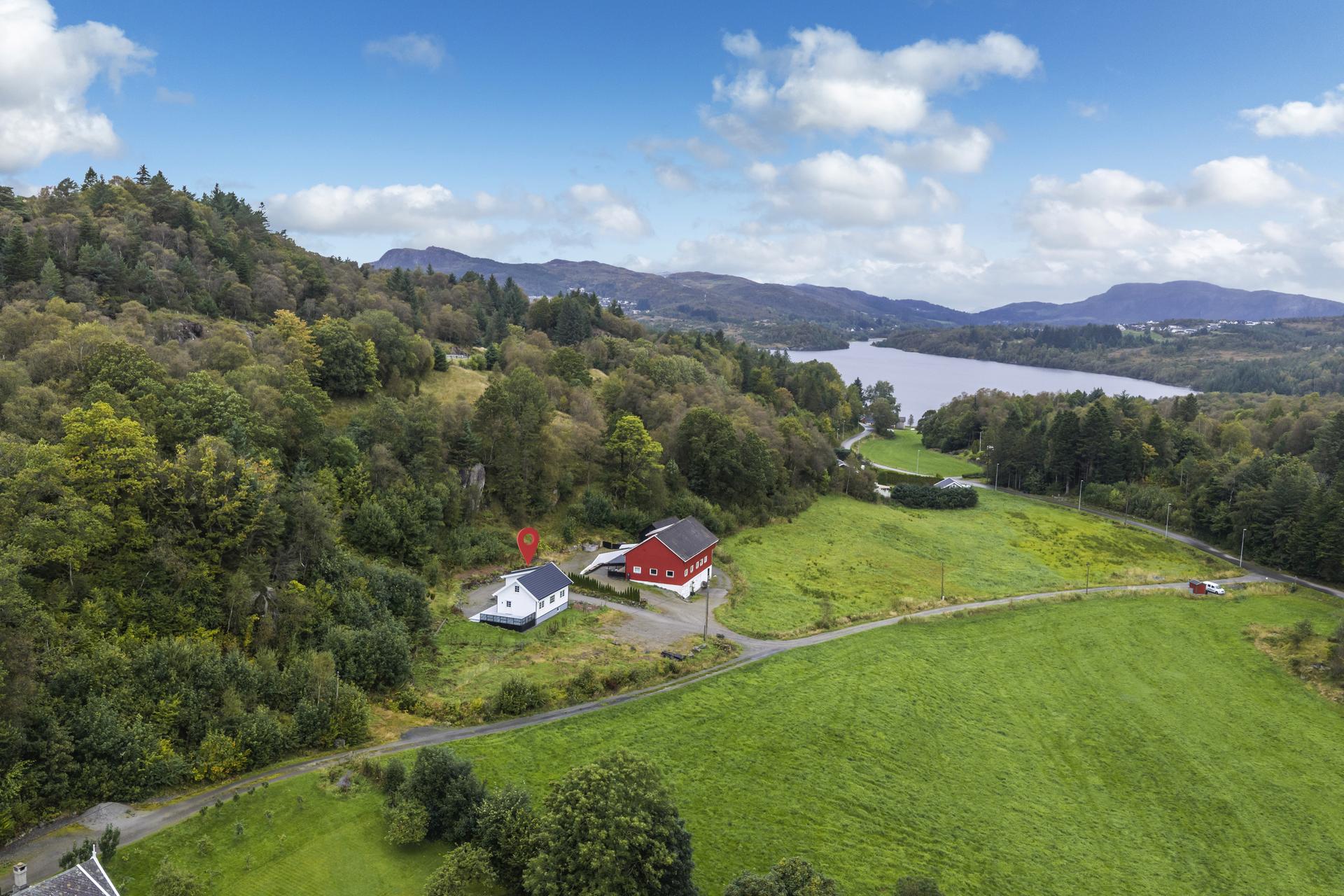 Velkommen til Krabbatveitvegen 42. Foto: Vestbris. Bilde nummer 1 av 3