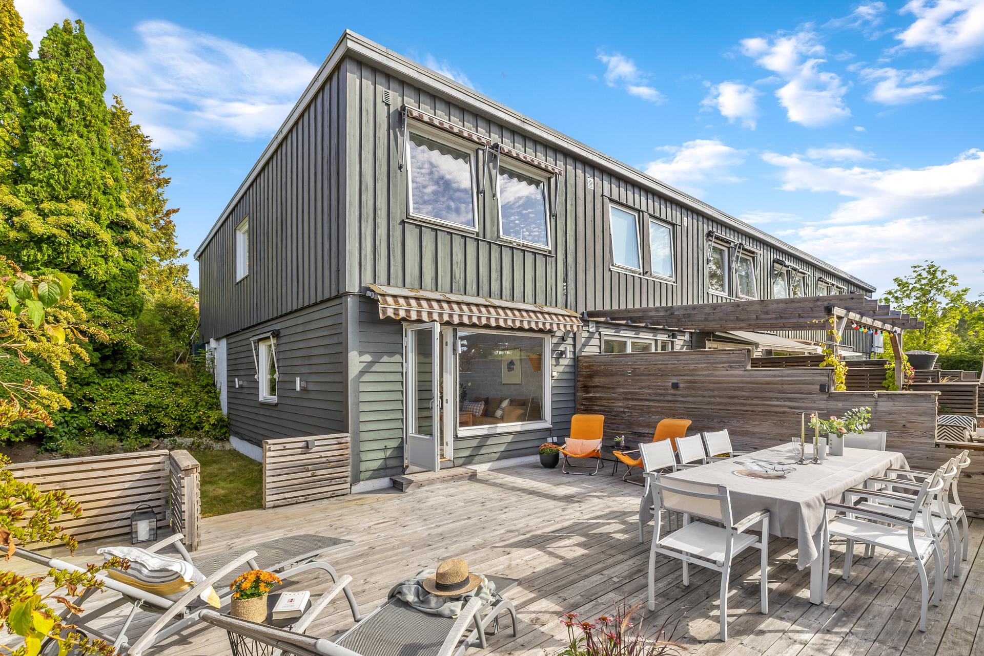 Velkommen til Bankveien 7 F. Koselig enderekkehus i barnevennlig boområde | Stor terrasse og hage | Nydelig utsikt fra kjøkkenet | Garasjeplass | Foto: Brox Foto AS. Bilde nummer 1 av 3