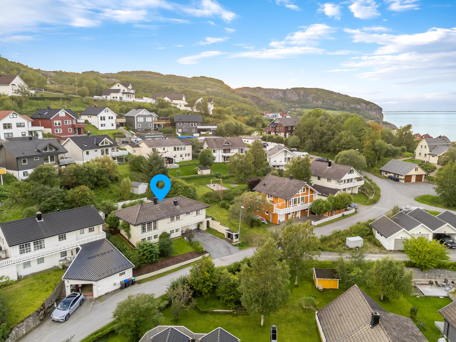 Eiendommen ligger i et etablert og rolig boligområde i Skivika - Grenser mot kommunalt friareal med lekeplass. Bilde nummer 3 av 3