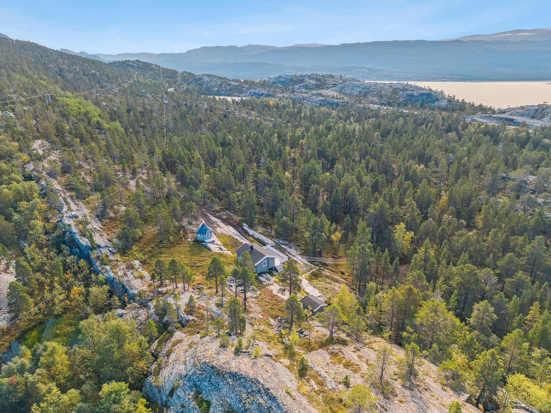 En trivelig og usjenert hytte i naturskjønne omgivelser. Bilde nummer 2 av 3