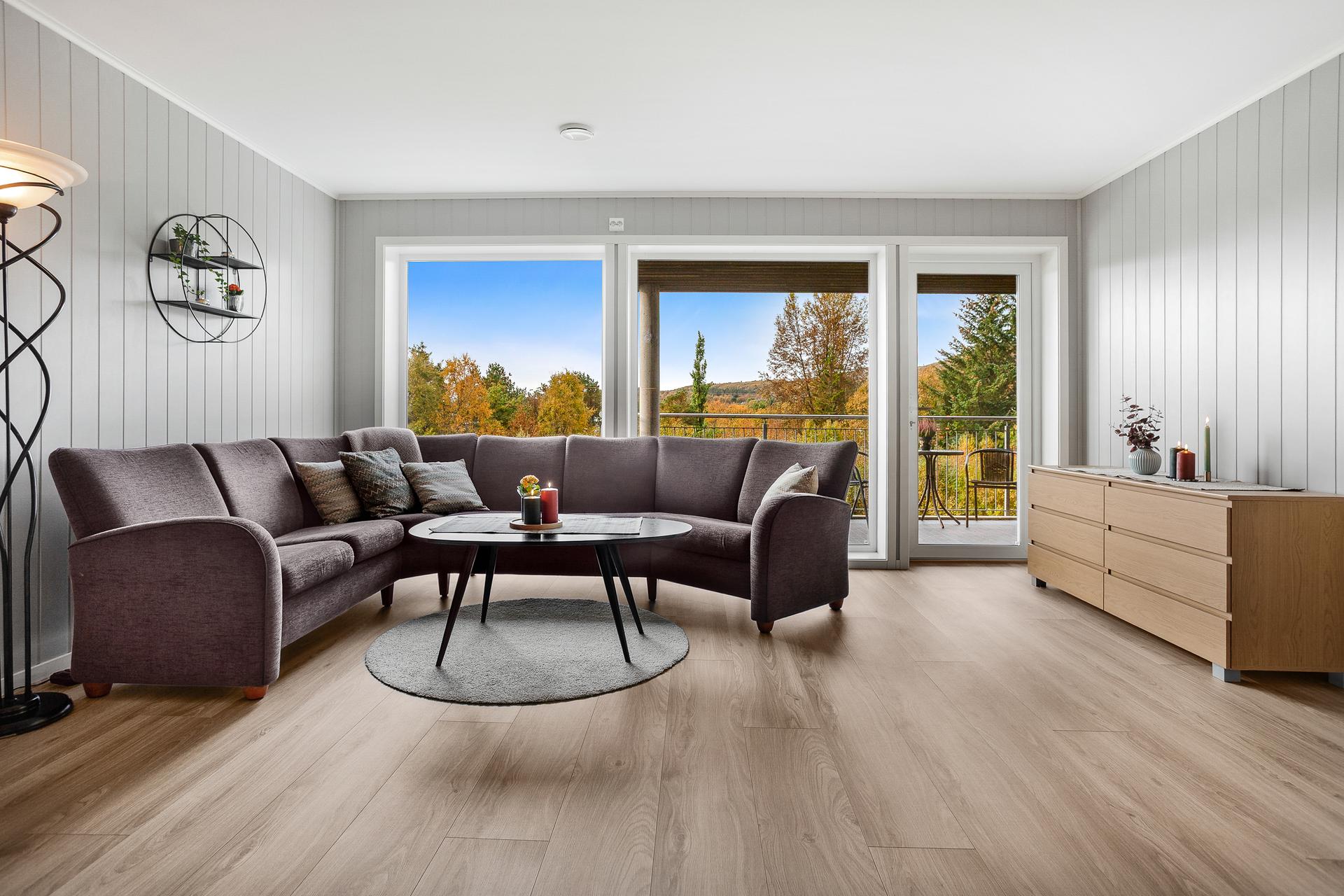 Trivelig treromsleilighet med veranda! . Bilde nummer 2 av 3