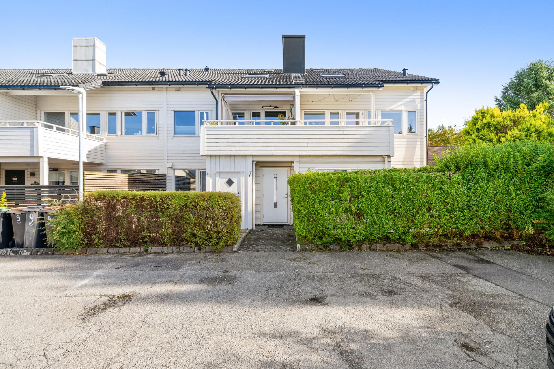 Bygningen er oppført med trepanel og ligger i et etablert boligområde.. Bilde nummer 3 av 3