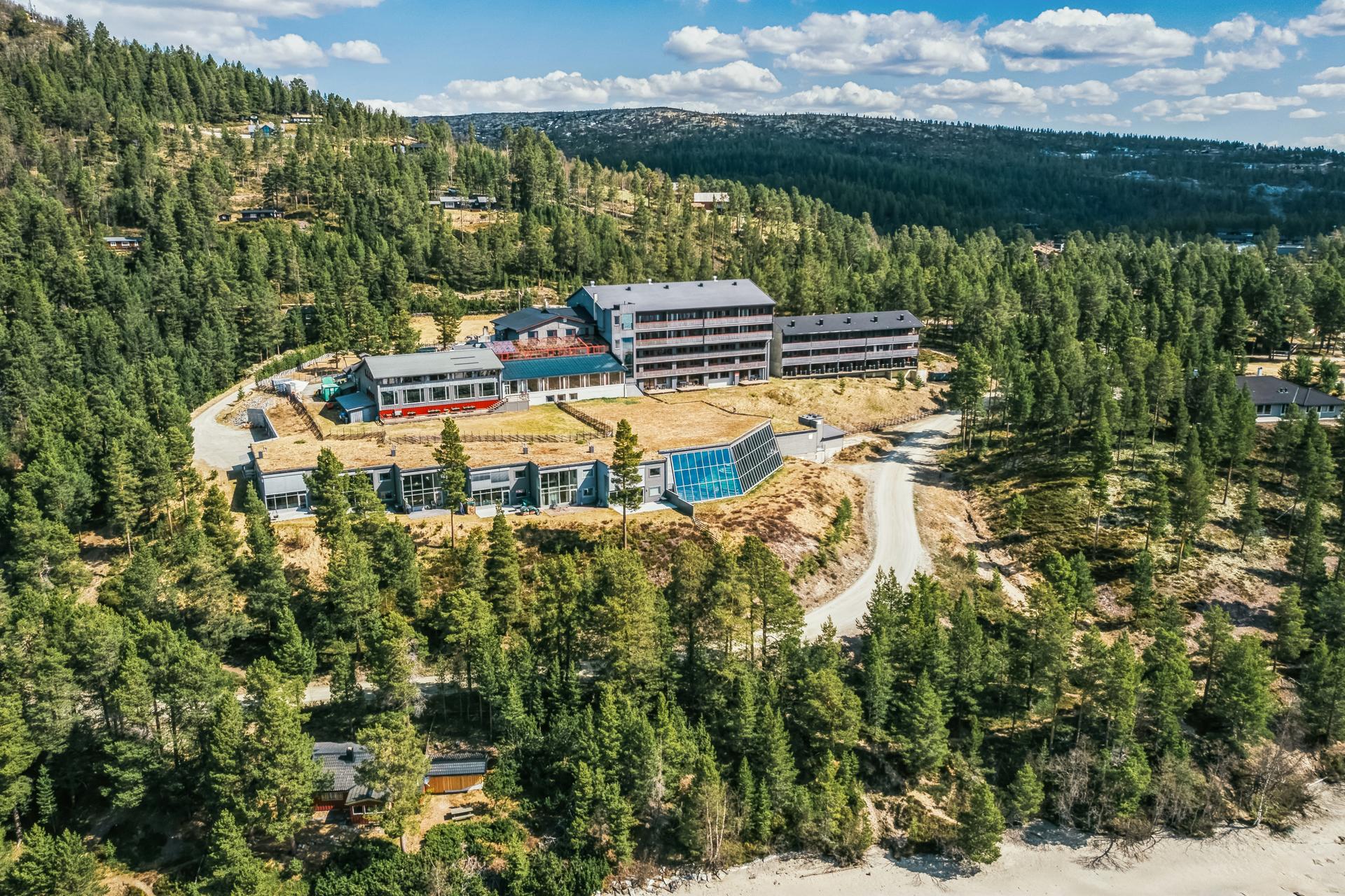Leiligheten ligger på bakkeplan, sørvendt med flott utsikt ut mot Savalsjøen. Bilde nummer 2 av 3