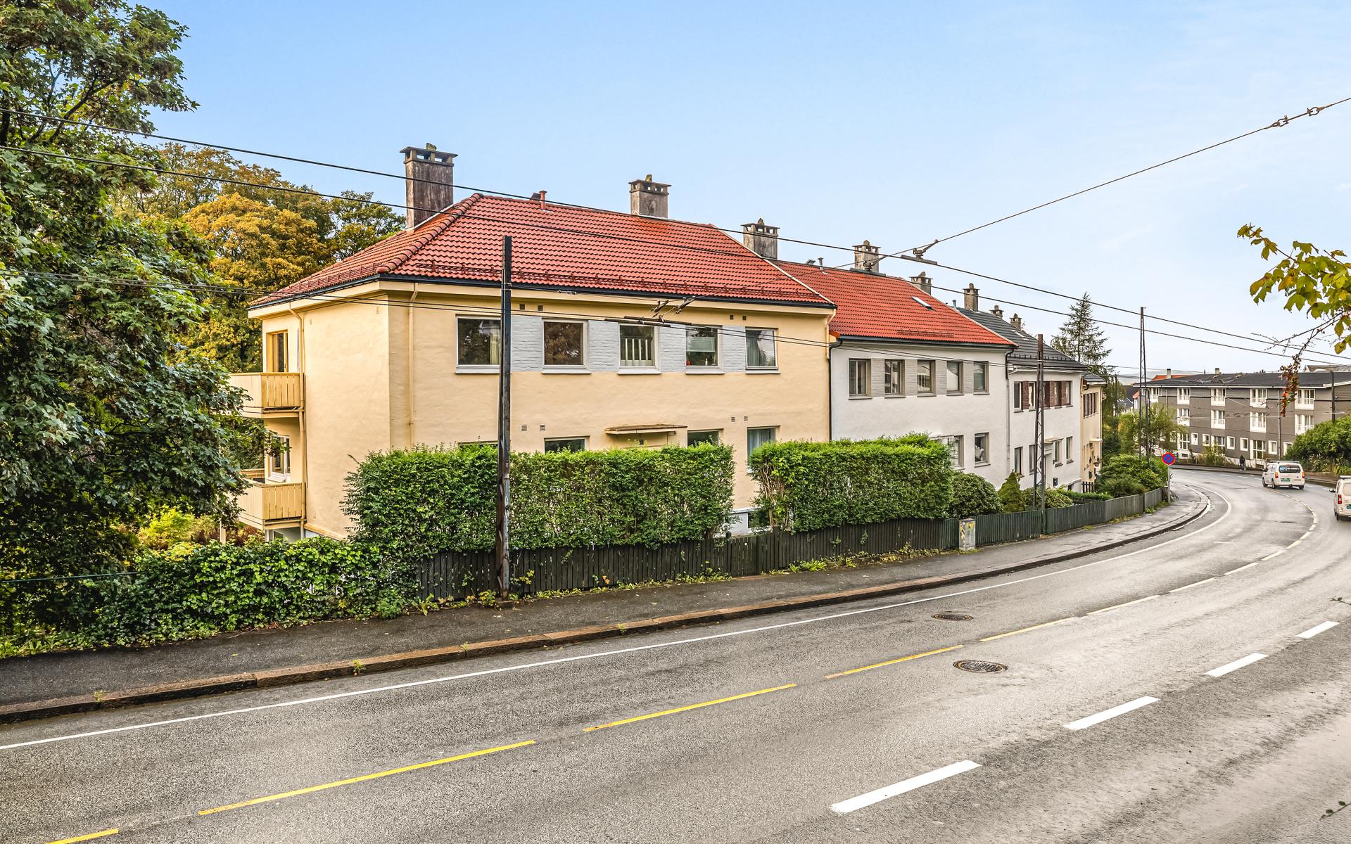 Leiligheten ligger sentralt til med kort vei til Buss, dagligvare, Haukeland og Odontologen. . Bilde nummer 2 av 3