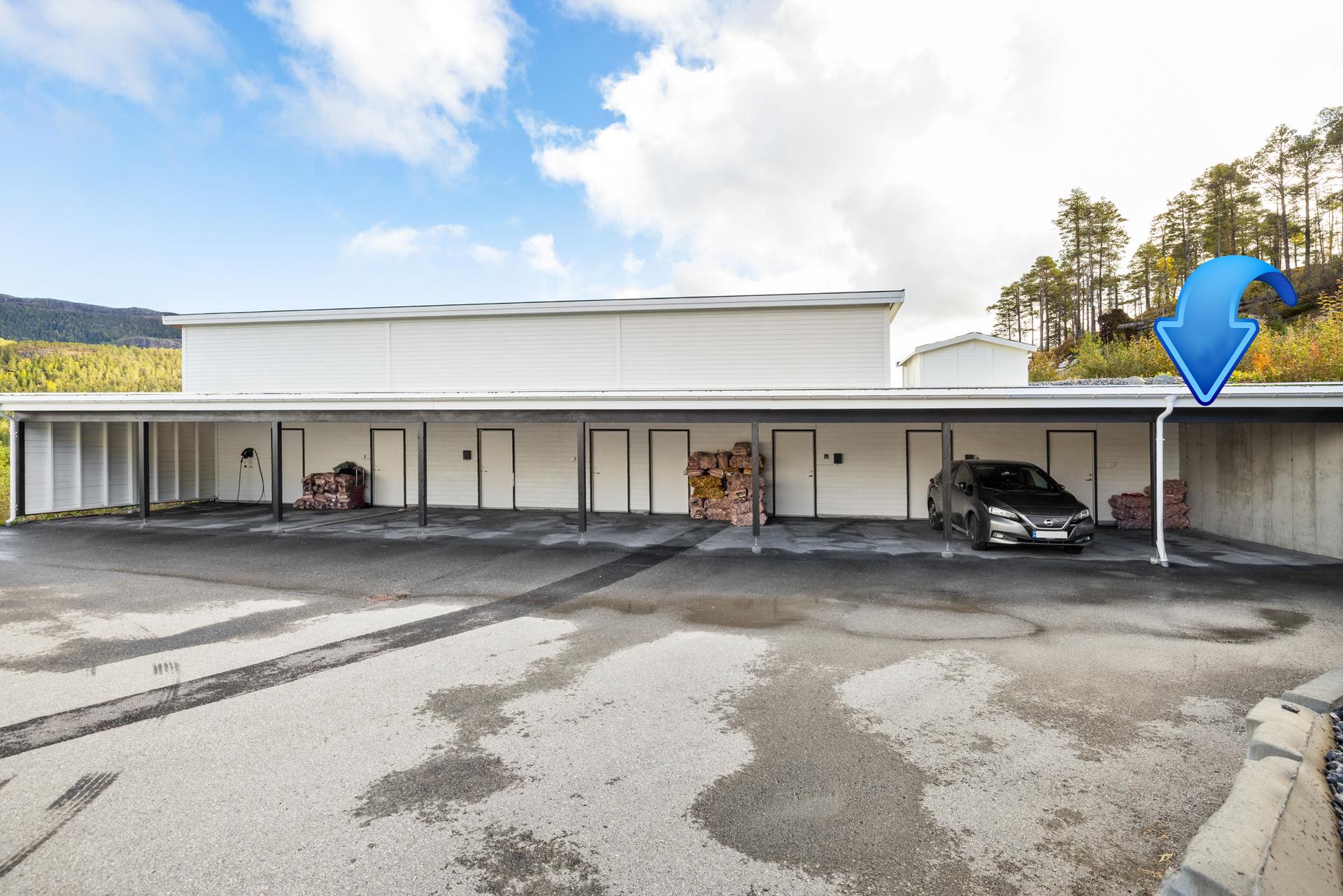 Egen parkeringsplass i felles carport. Det er også praktisk bod i carporten . Bilde nummer 3 av 3