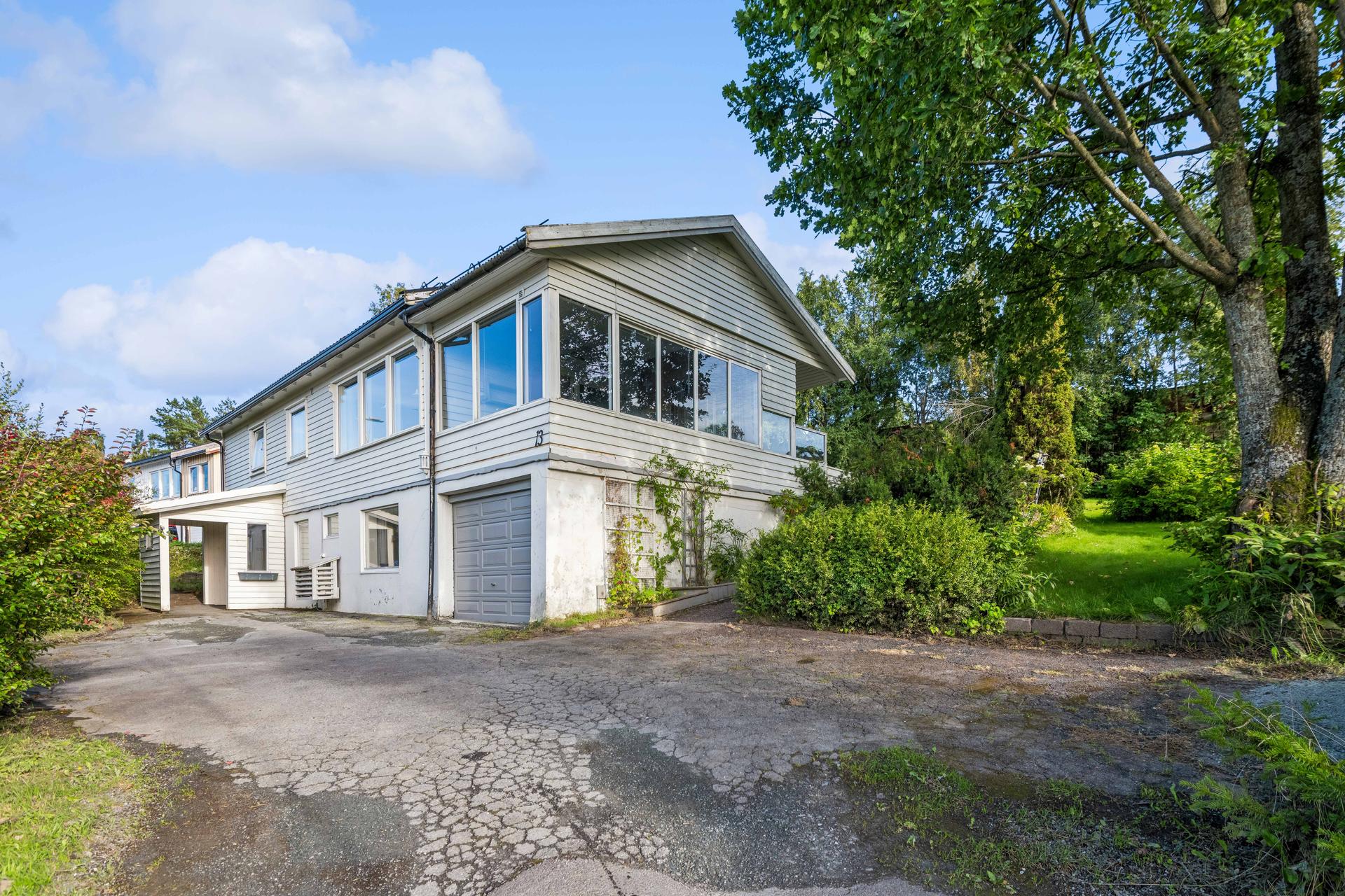 Garasje er etablert inntil boligen, med den innglassede balkongen bygget over.. Bilde nummer 3 av 3