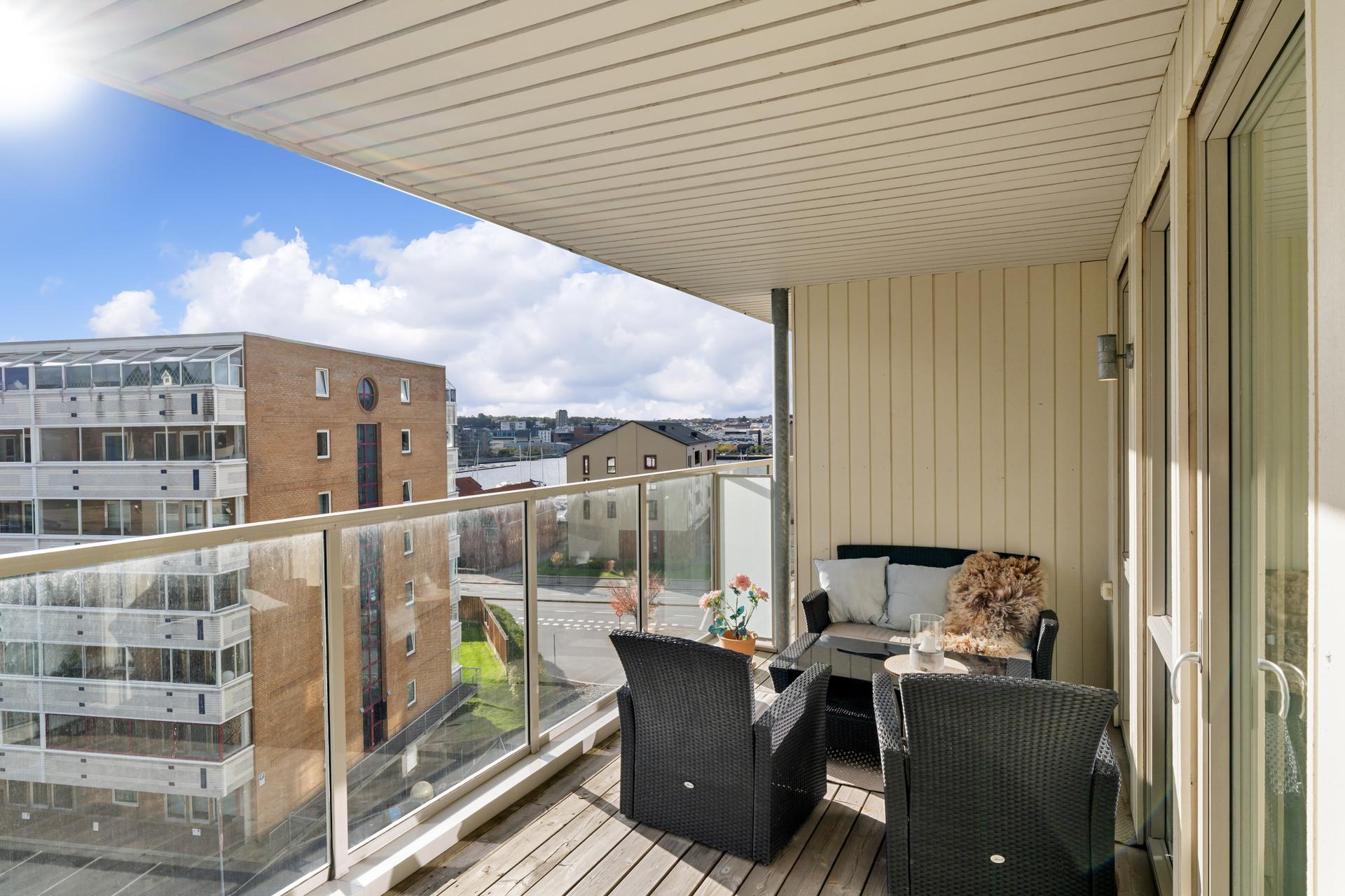 14 kvm stor sørvendt balkong med plass til stor sofagruppe og grill.. Bilde nummer 3 av 3