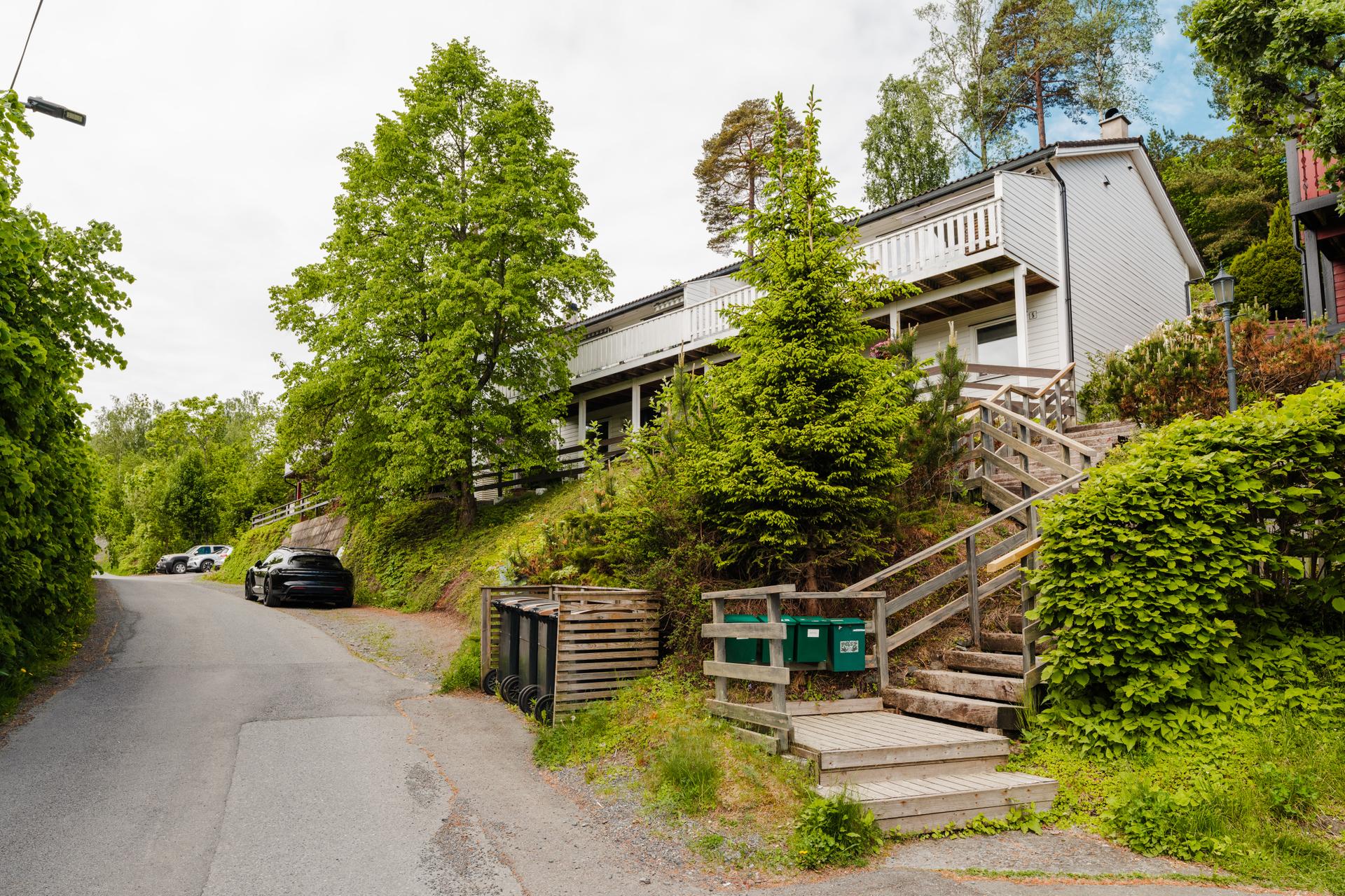 Vertikaldelt tomannsbolig fra 1983 med en familievennlig planløsning og et godt potensial for modernisering.. Bilde nummer 2 av 3