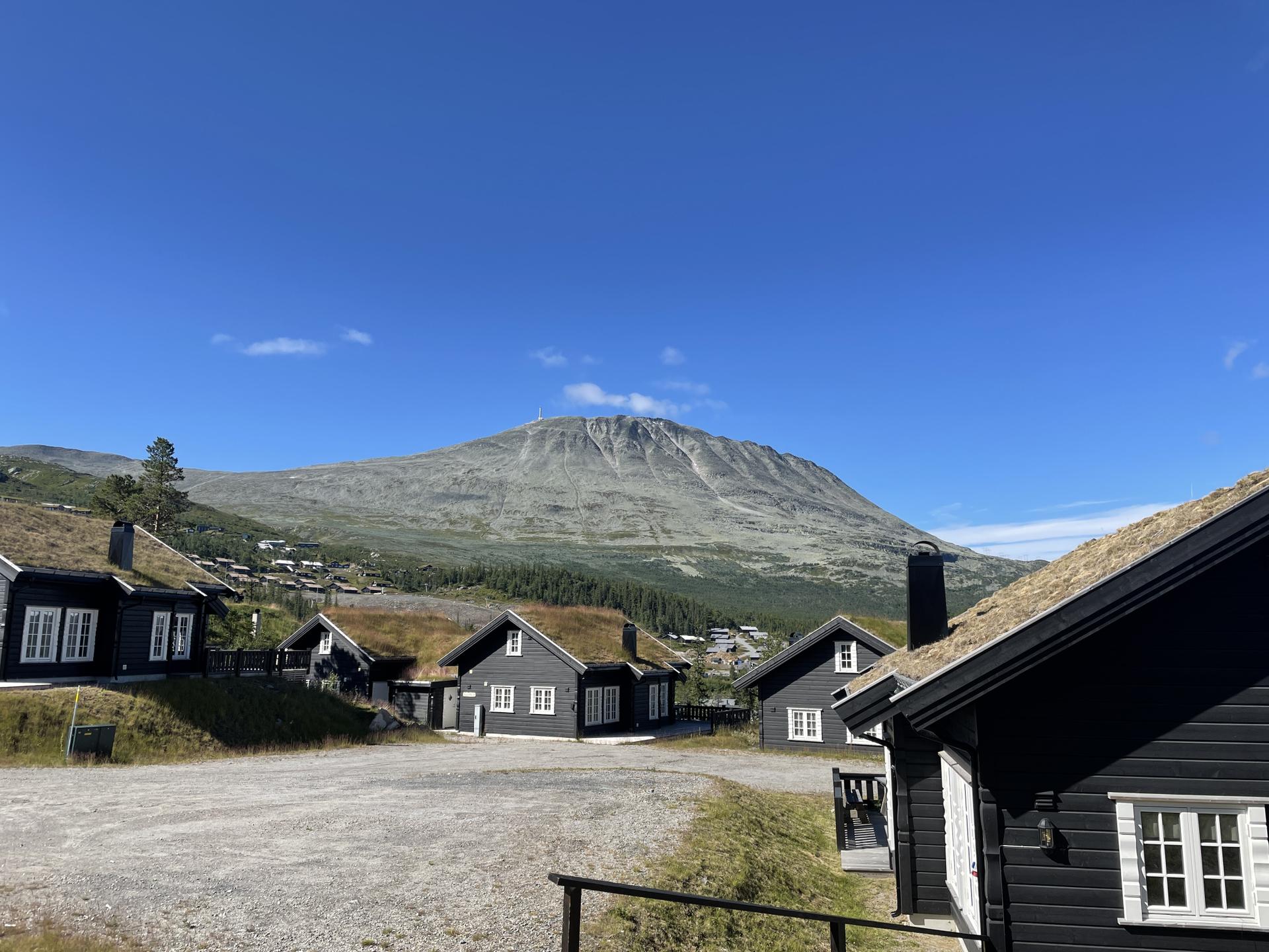 Fritidsboligen har en attraktiv og flott beliggenhet i den mest veletablerte delen av Gaustatoppen Naturpark. Her er det solrik beliggenhet i naturskjønne omgivelser med utsikt til Gaustatoppen og alpinbakken som nærmere nabo. . Bilde nummer 2 av 3