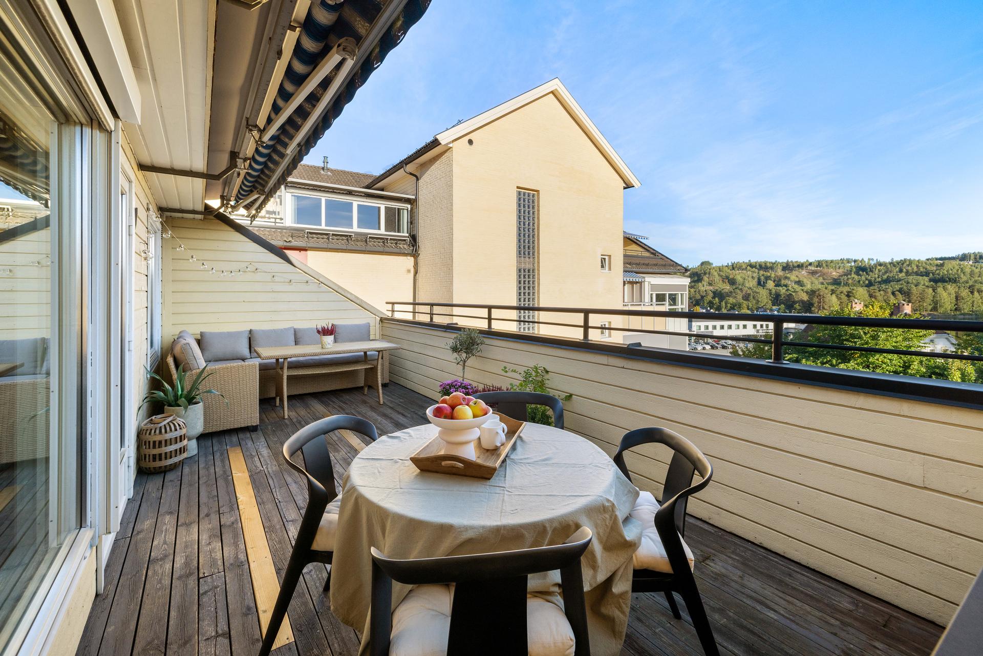 Lys og innholdsrik leilighet med heisadkomst og en romslig, sørvendt terrasse.. Bilde nummer 2 av 3