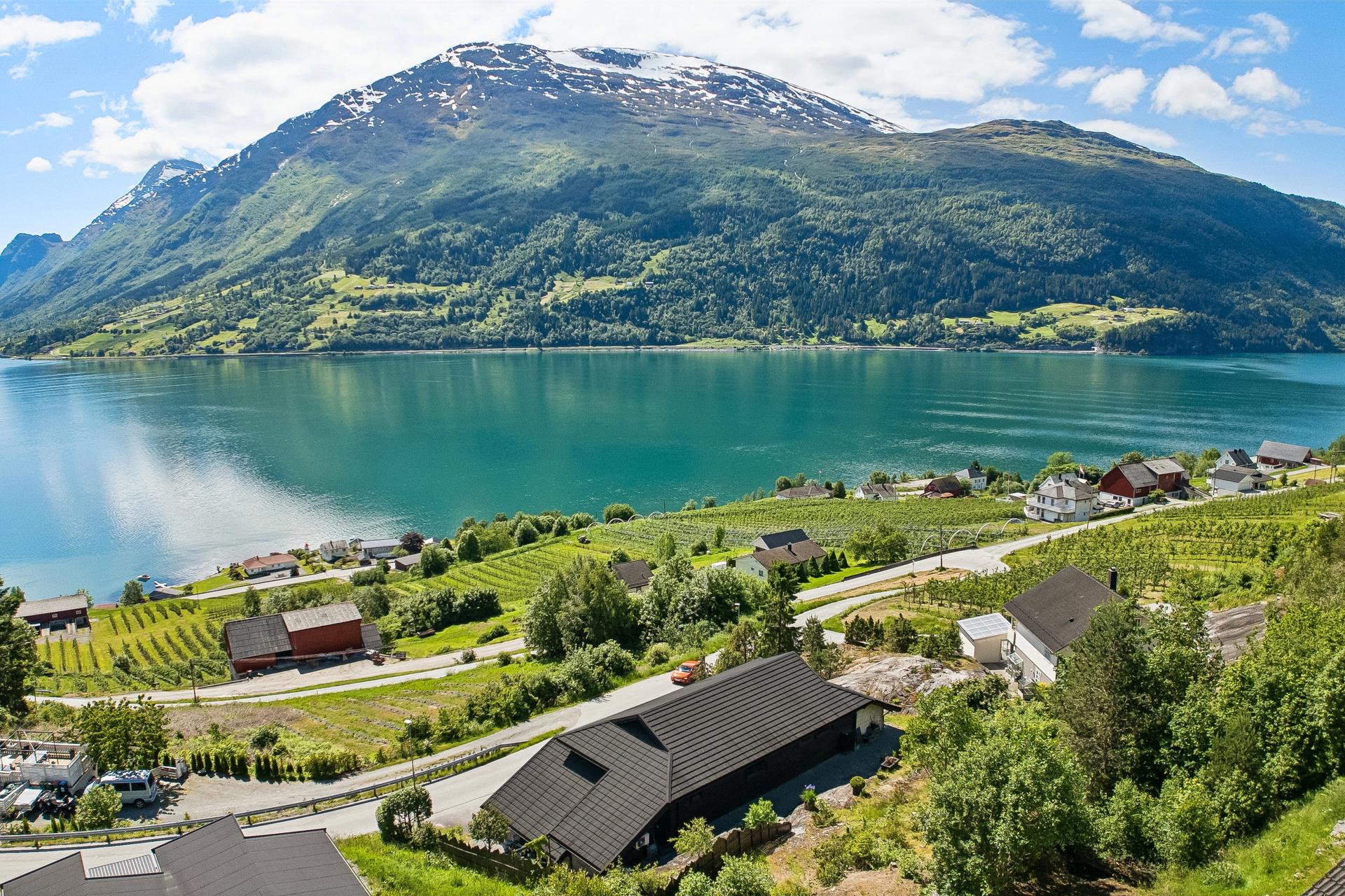 - Boligen strekker seg over to plan og rommer hele 233 m². Her får du blant annet en koselig utestue, veranda, garasje og biloppstillingsplass -. Bilde nummer 3 av 3