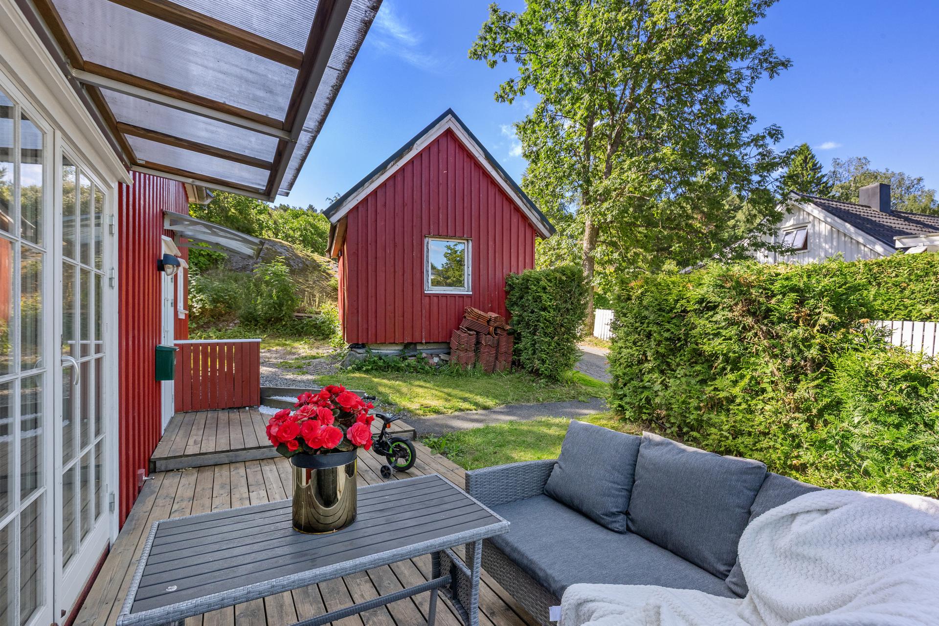 Fra stuen er det direkte utgang til en terrasse på cirka 15 m².. Bilde nummer 3 av 3