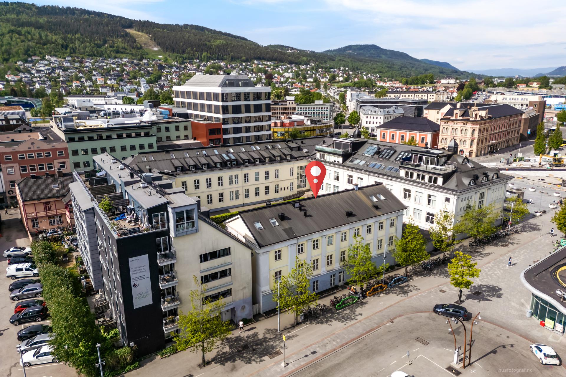 Leiligheten ligger i 1. etasje med trappefri adkomst og er perfekt for førstegangskjøpere, pendlere og studenter. . Bilde nummer 3 av 3