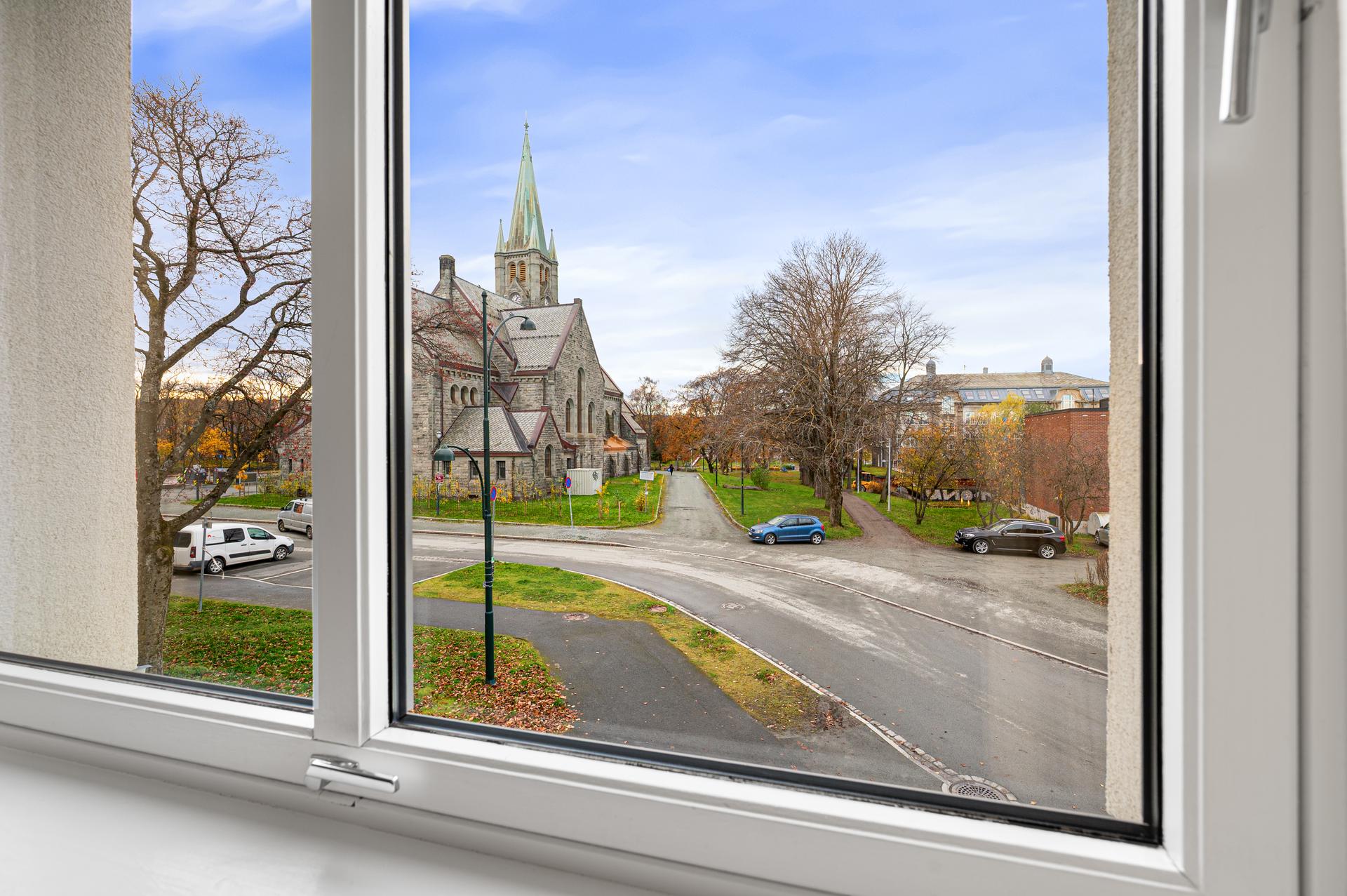 Et flott blikkfang fra vinduet er den majestetiske Lademoens kirke. Flott beliggenhet i nabolaget.. Bilde nummer 3 av 3