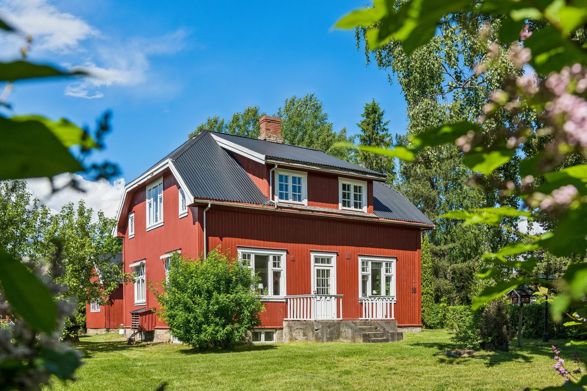 Klassisk enebolig fra 1932 på en solrik og skjermet tomt nær sentrum. . Bilde nummer 2 av 3