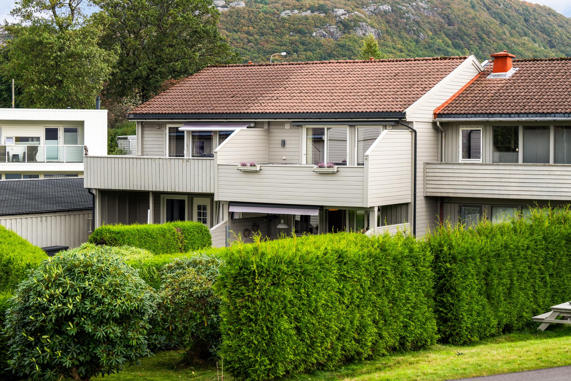 Innholdsrikt rekkehus over tre plan i et etablert og barnevennlig bomiljø på Hommersåk.. Bilde nummer 2 av 3