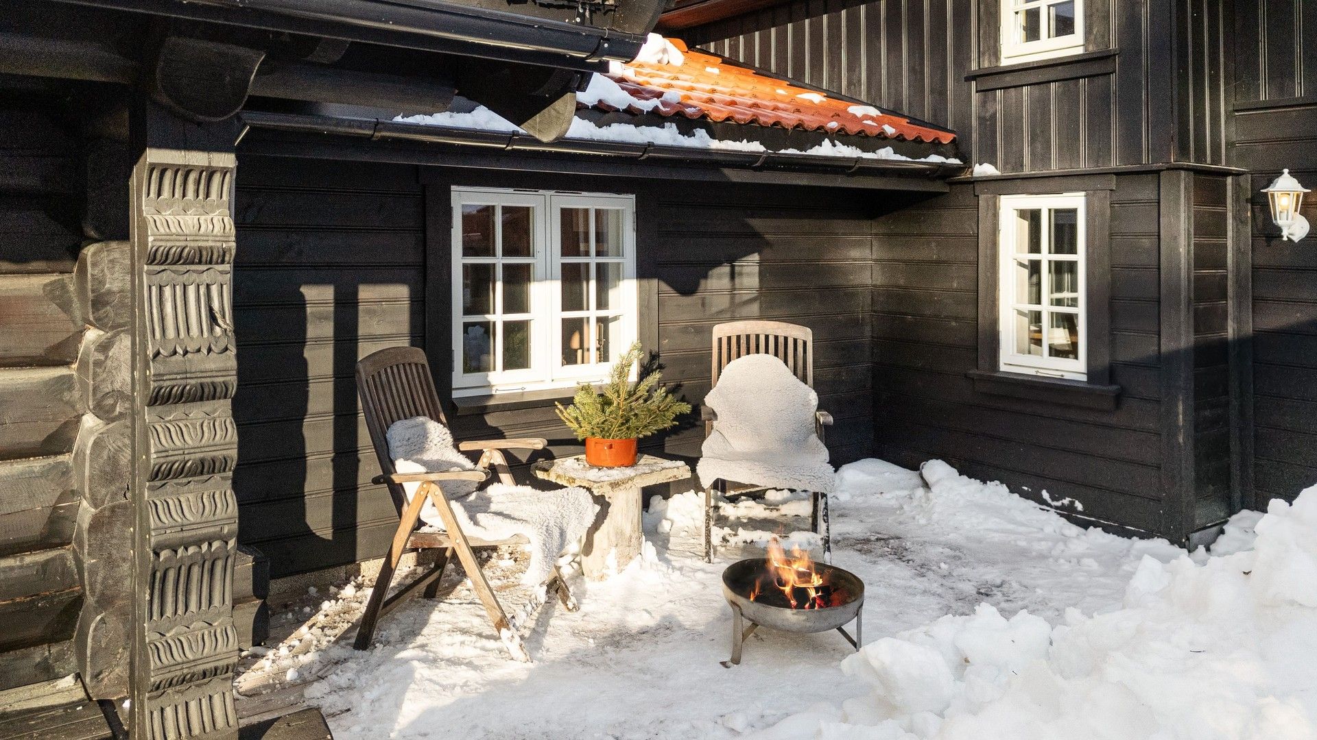 Terrasseplattingen er på ca. 33 m² og har god plass til utemøbler.. Bilde nummer 3 av 3