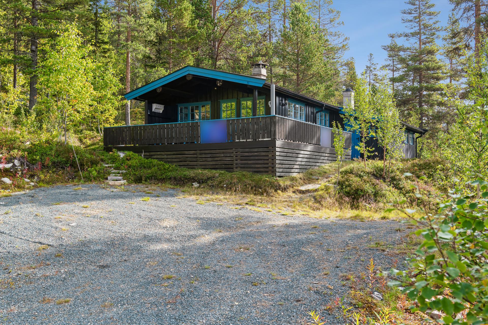 Fritidsboligen ble oppført i 1978,og ligger lunt plassert i terrenget .. Bilde nummer 2 av 3