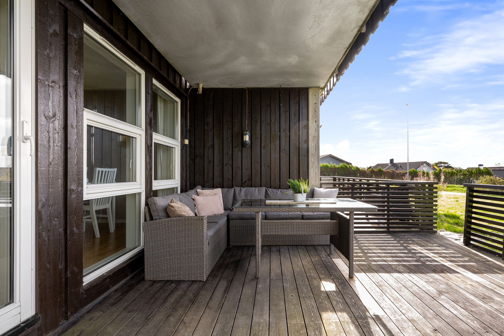 Fra stuen er det direkte utgang til en romslig terrasse med overbygd del.. Bilde nummer 3 av 3