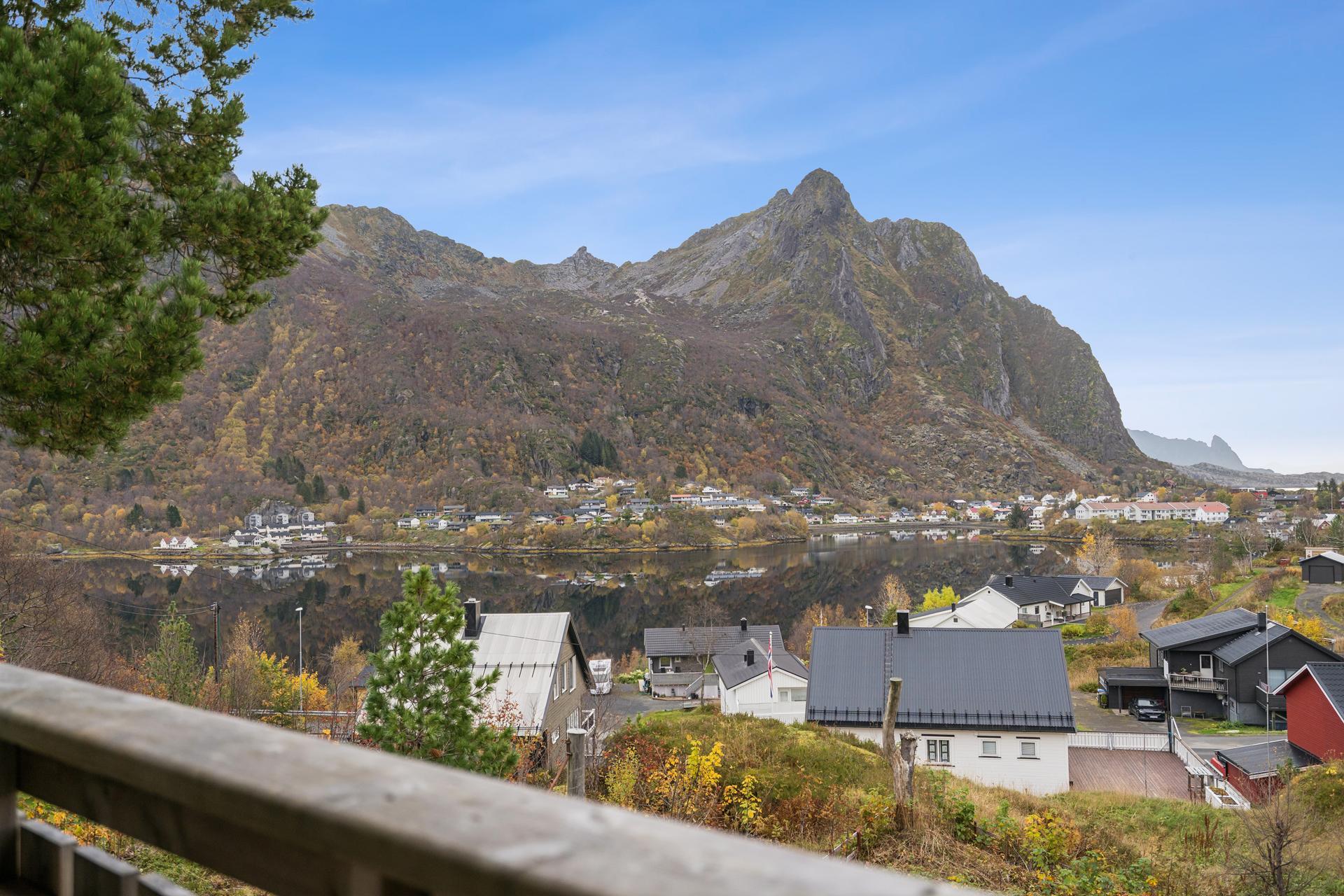 Eiendommen ligger i rolige og barnevennlige omgivelser på Stranda. . Bilde nummer 2 av 3