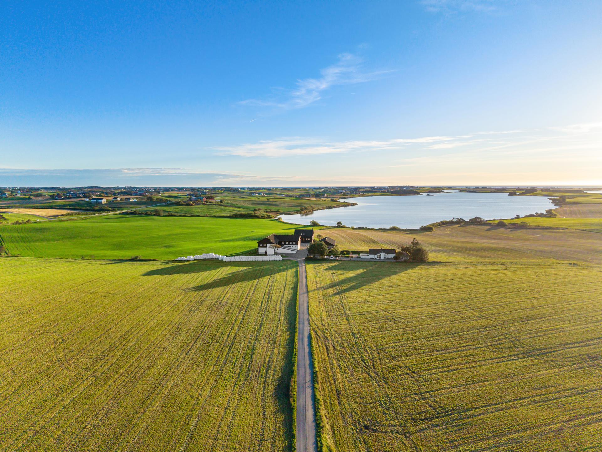 Velkommen til Horpestadvegen 103! Presentert av Kristoffer Kverme i EiendomsMegler 1. Foto: Eivind Dirdal.. Bilde nummer 1 av 3
