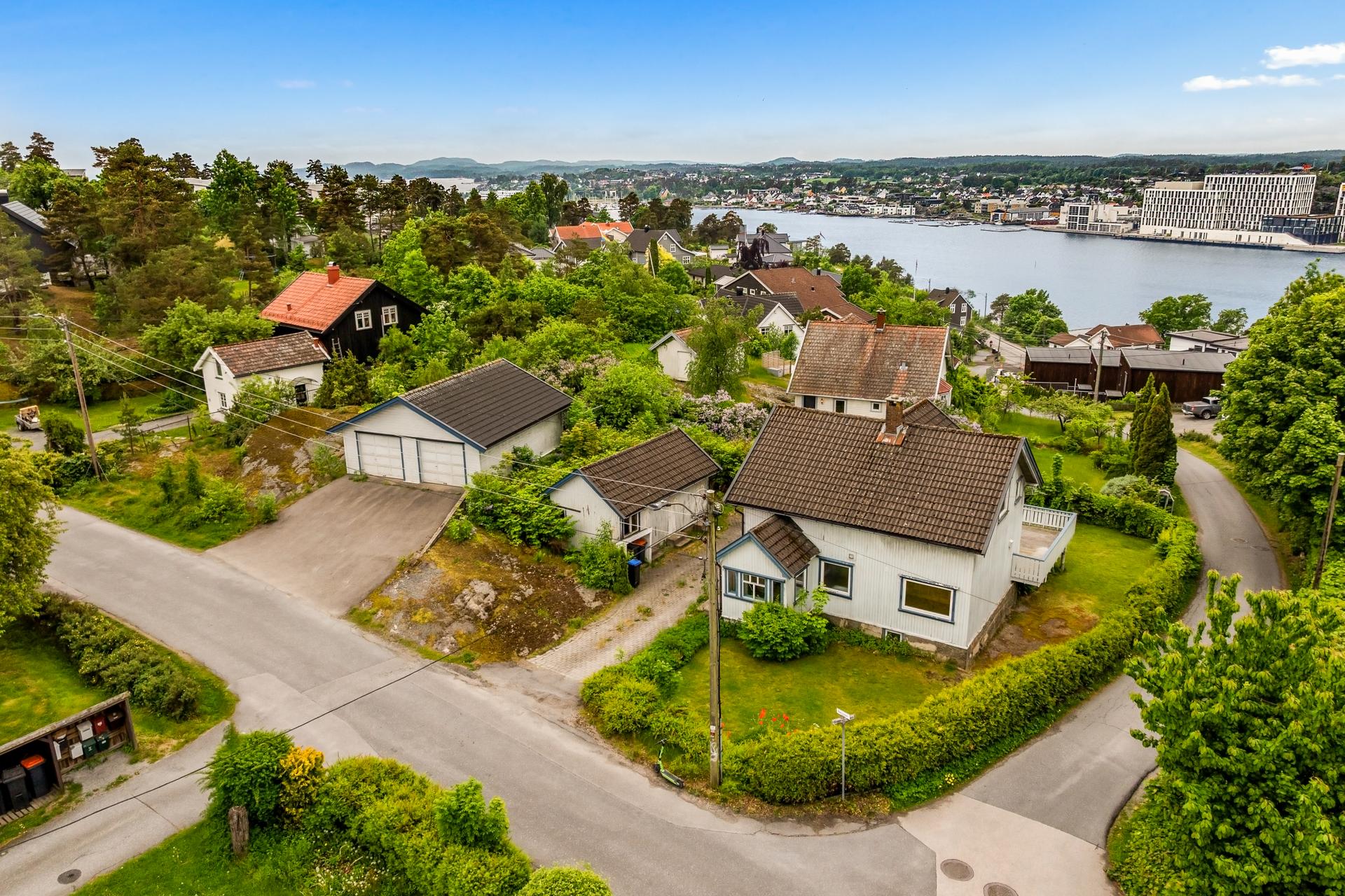 Enebolig fra 1912 med stort potensial. Rehabiliteringsobjekt på romslig tomt i et etablert boligområde.. Bilde nummer 3 av 3