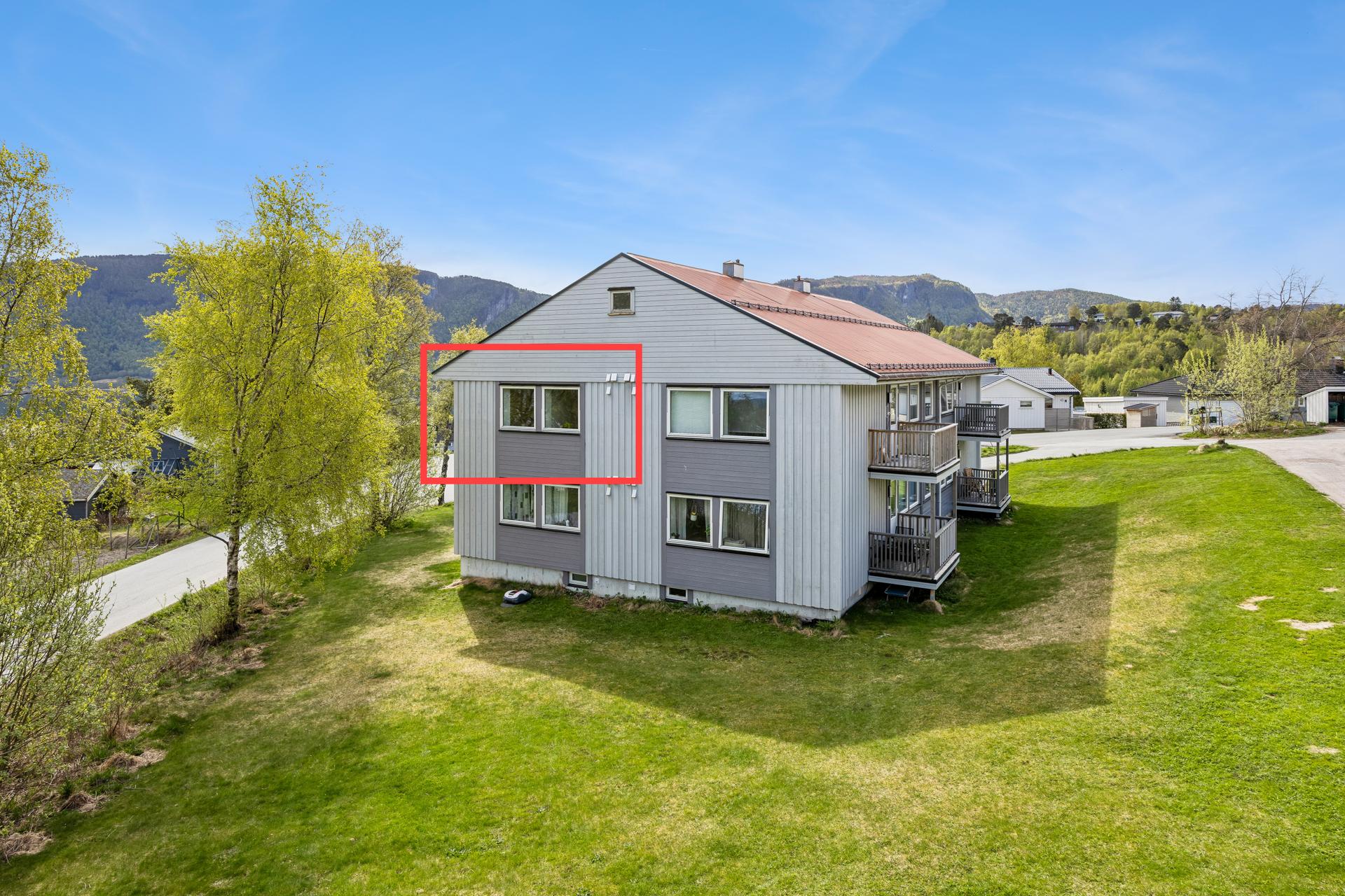 Boligen har en fin beliggenhet i bygget.. Bilde nummer 2 av 3