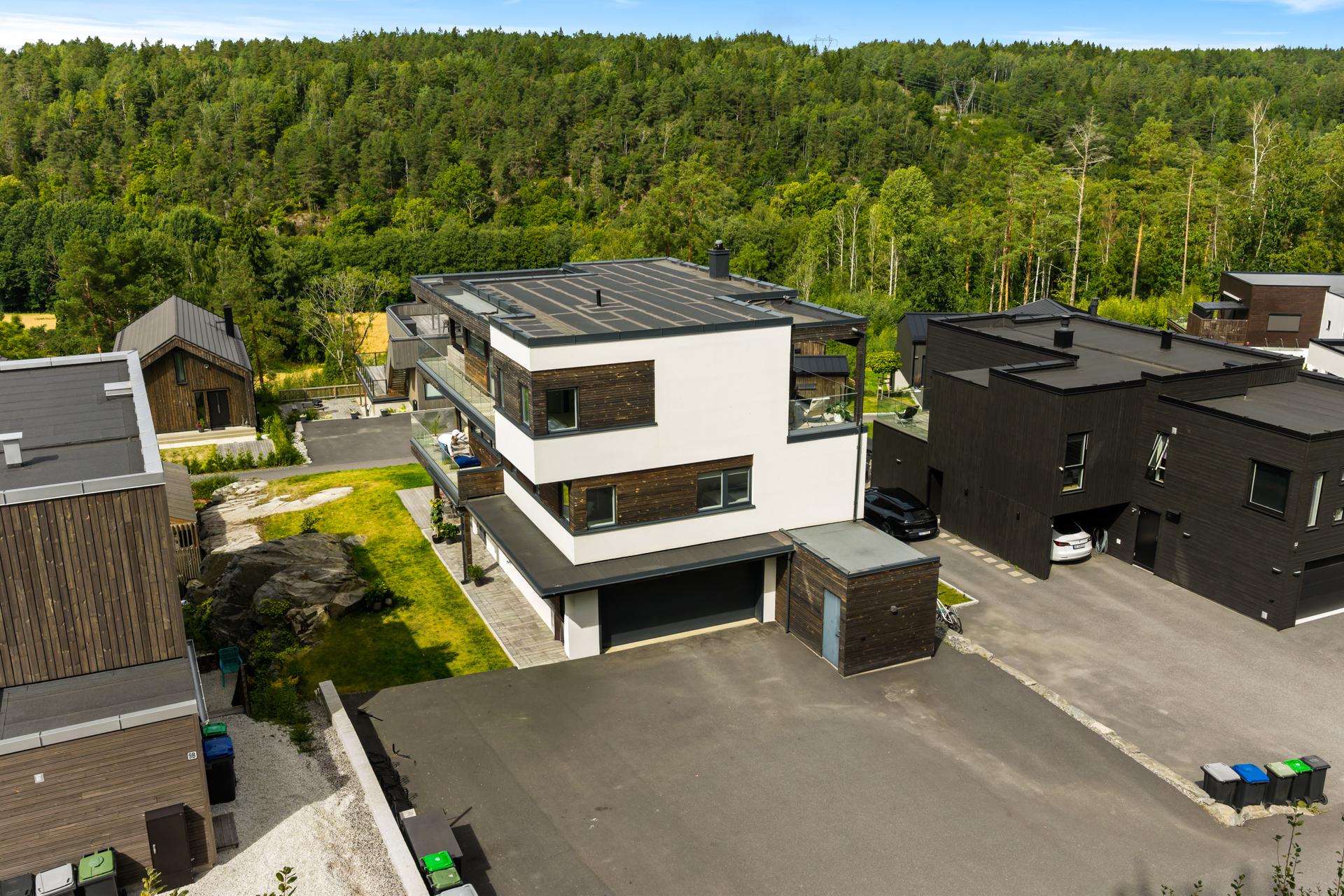 Moderne enebolig fra 2022 over tre plan med godkjent utleiedel.. Bilde nummer 2 av 3