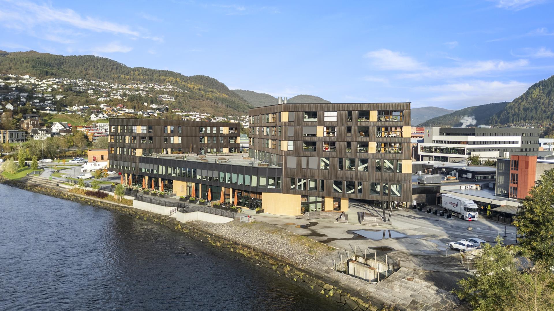 Elvekanten Sameige vart oppført i 2023 og ligg i umiddelbar nærleik til Jølstra.. Bilde nummer 2 av 3