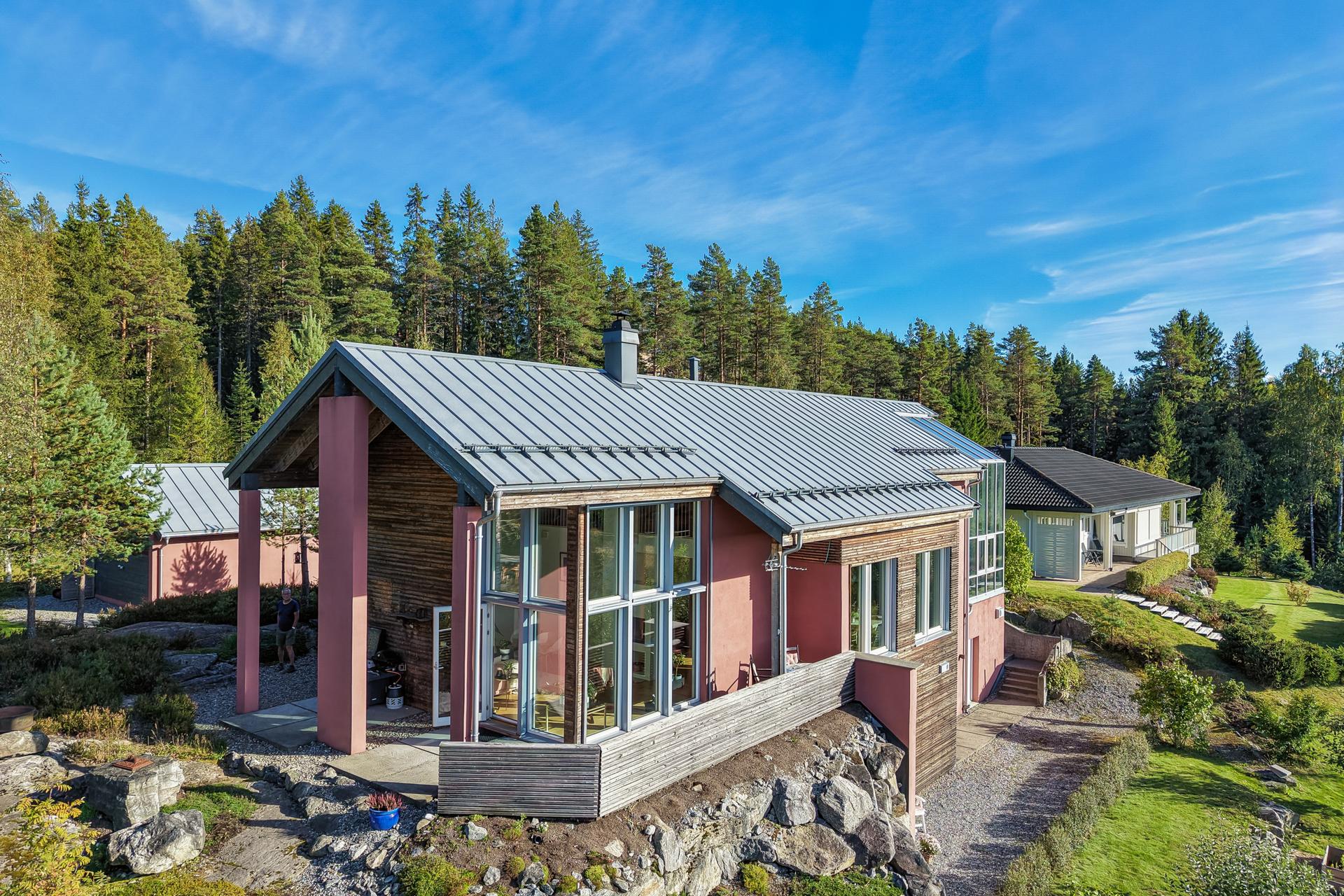 Arkitekttegnet enebolig fra 2013, bygget i isolerte lettklinkerblokker med vannbåren gulvvarme i alle rom fra eget bergvarmeanlegg.. Bilde nummer 3 av 3