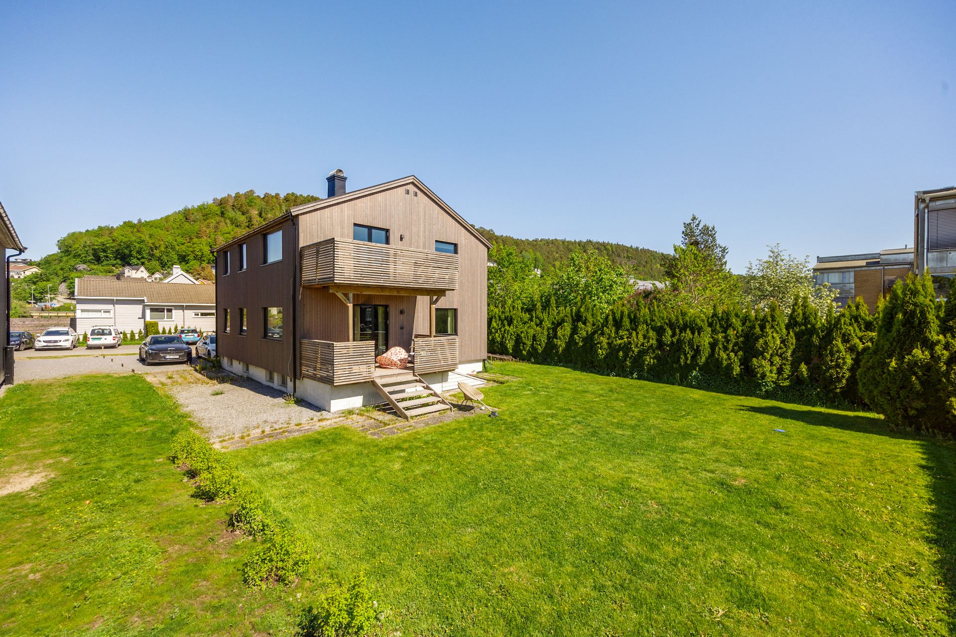 EiendomsMegler 1 v/Simen Dippner Bakke presenterer Brages veg 15 - Lys og moderne halvpart av horisontaldelt tomannsbolig på Hovenga!
Foto: Inbovi.. Bilde nummer 1 av 3