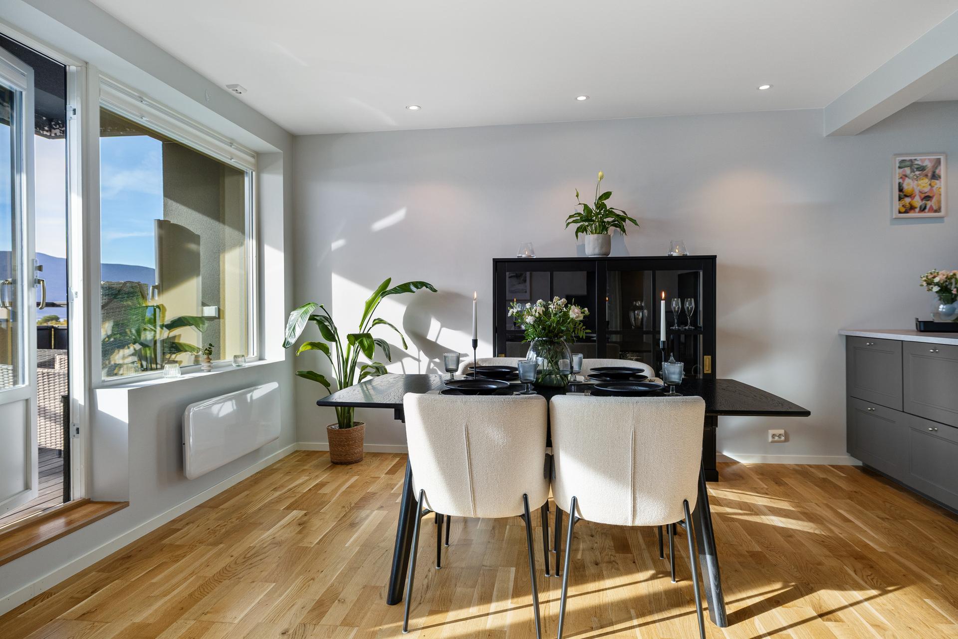 Stue med god plass til sittegrupper derav blant annet spisebord. Bilde nummer 3 av 3