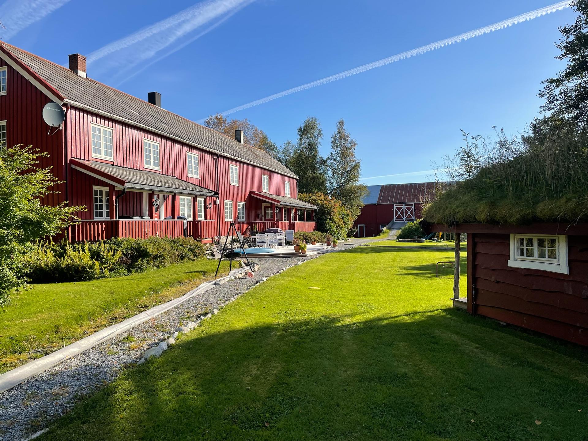 Idyllisk gårdstun med naturlig arrondering. (privat foto). Bilde nummer 2 av 3