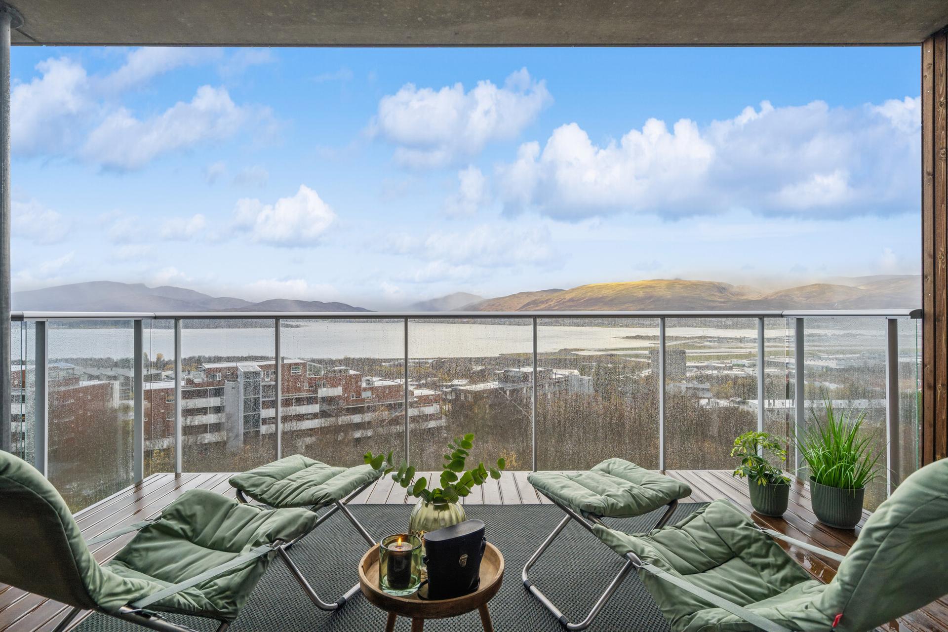Fra den takoverbygde terrassen er det åpen utsikt over sundet og fjellene.. Bilde nummer 3 av 3
