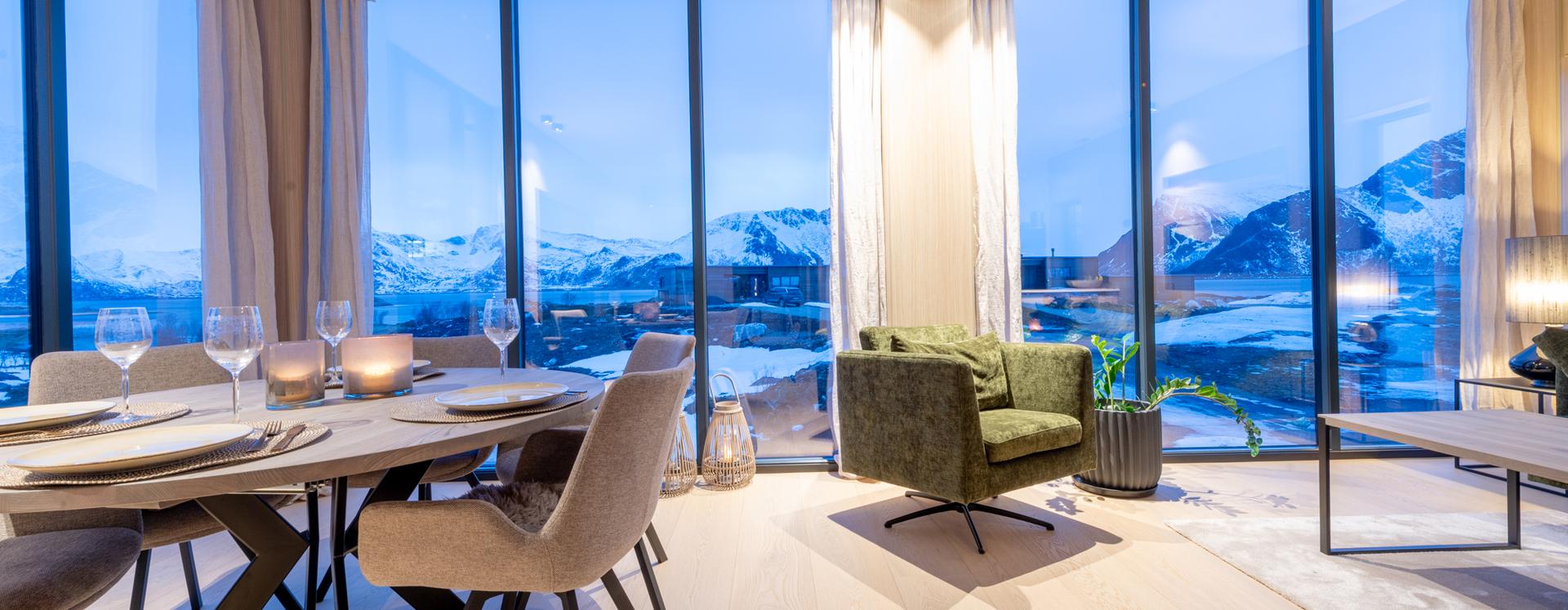 Store vinduer i front slipper inn den flotte utsikten som fremstår som et levende maleri som forandrer seg gjennom årstidene. Foto: Privat. Bilde nummer 3 av 3