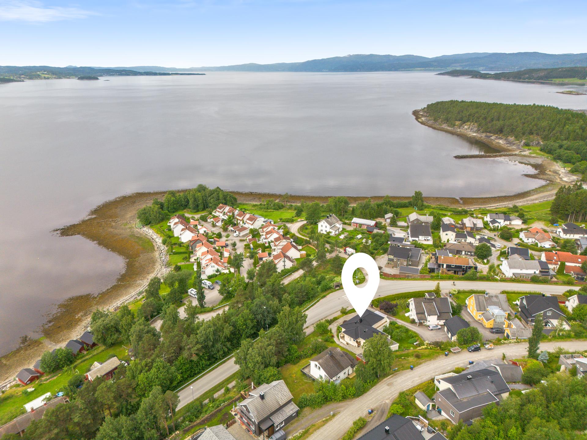 Eiendommen har en attraktiv beliggenhet i Søndre Egge med svært gode solforhold og fjordutsikt! . Bilde nummer 2 av 3
