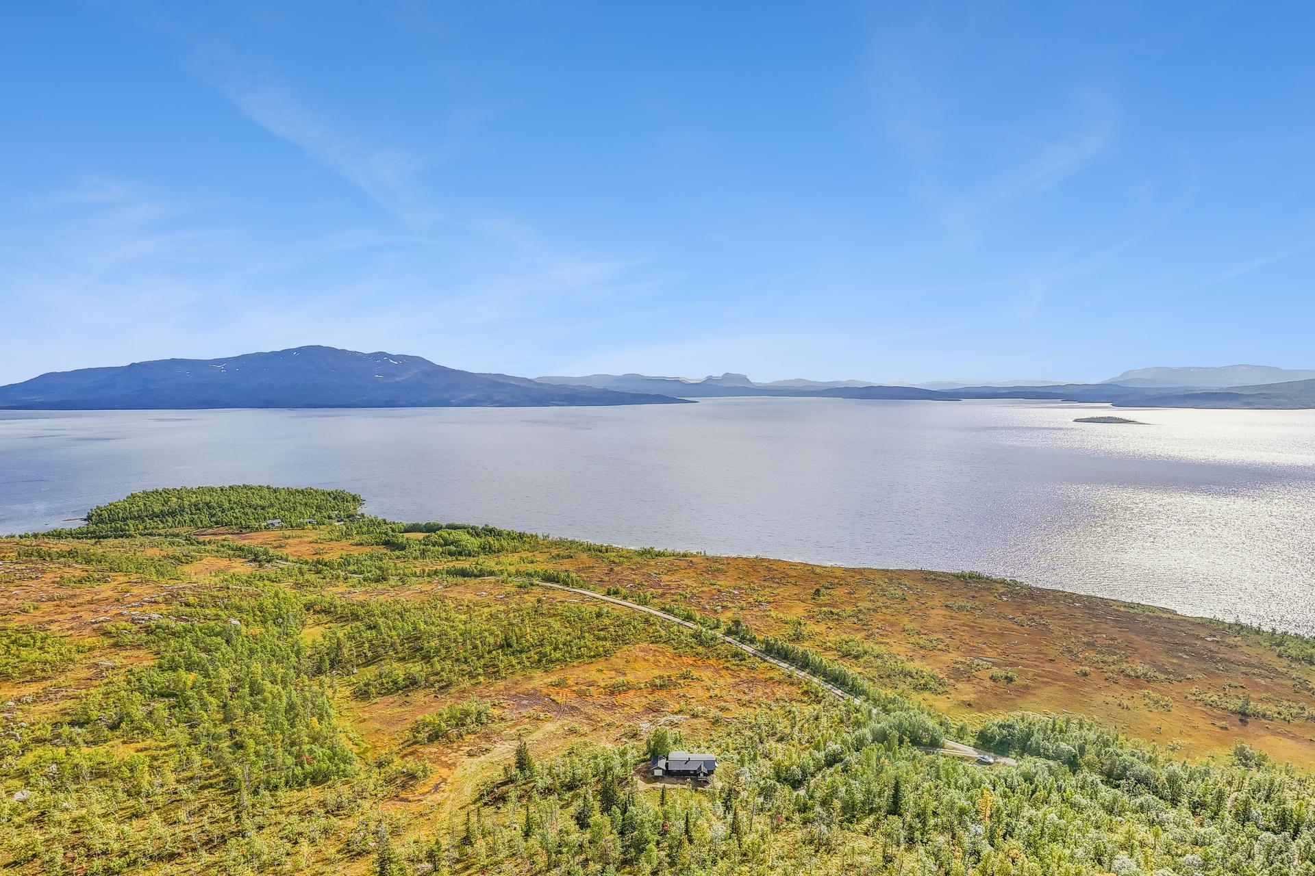 EiendomsMegler 1 v/Gisle Kallestad har gleden av å presentere Kvalbuktveien 4. Foto: EFKT. Bilde nummer 1 av 3