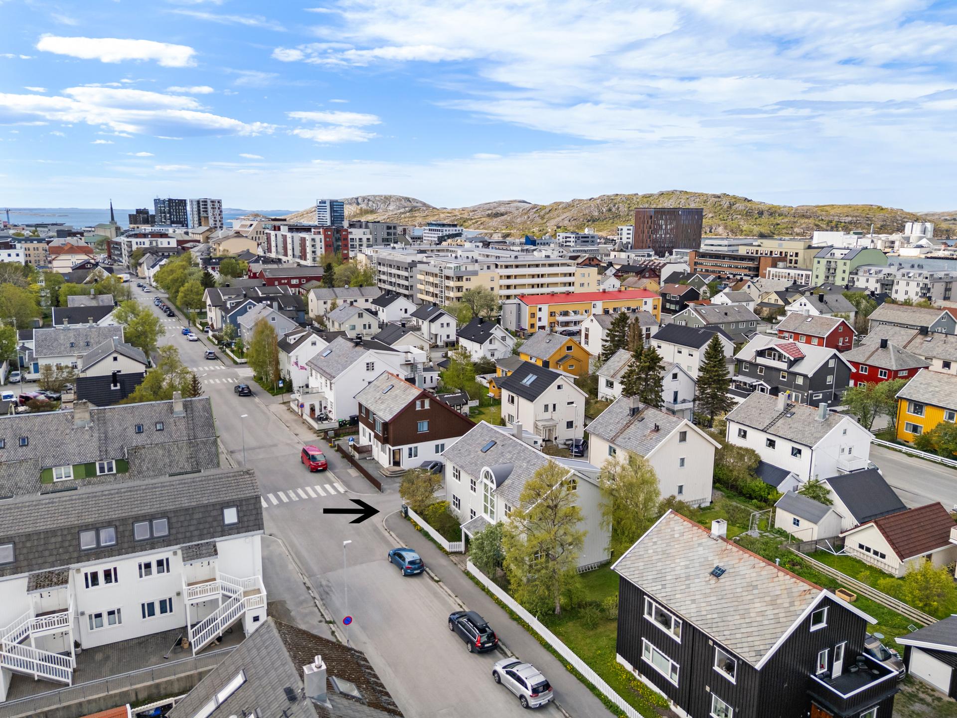 Innholdsrik enebolig med separat utleiedel og en svært sentral beliggenhet i Bodø.. Bilde nummer 2 av 3