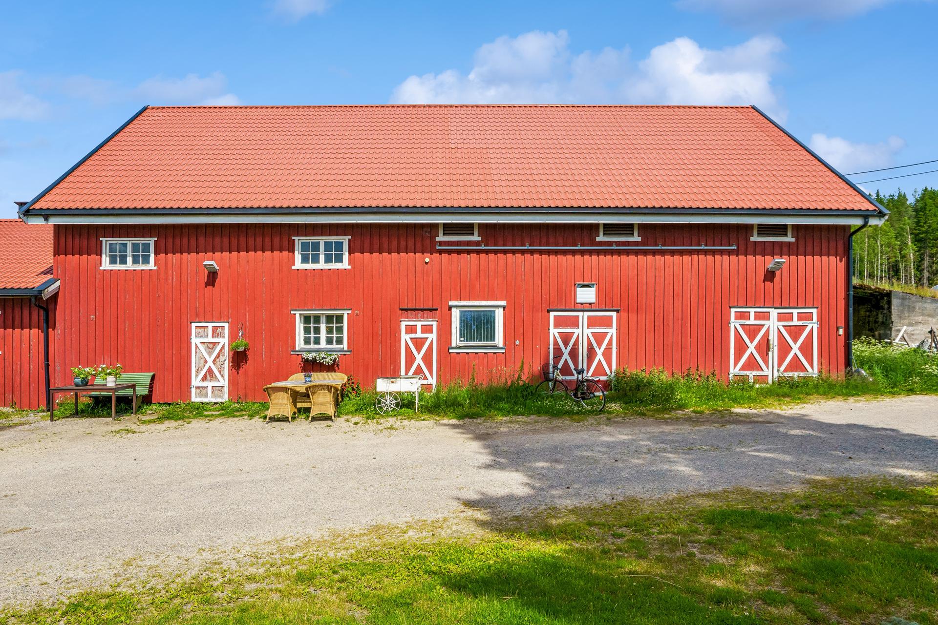 Driftsbygningen er ombygget og inneholder blant annet stallrom og store lagringsarealer.. Bilde nummer 3 av 3