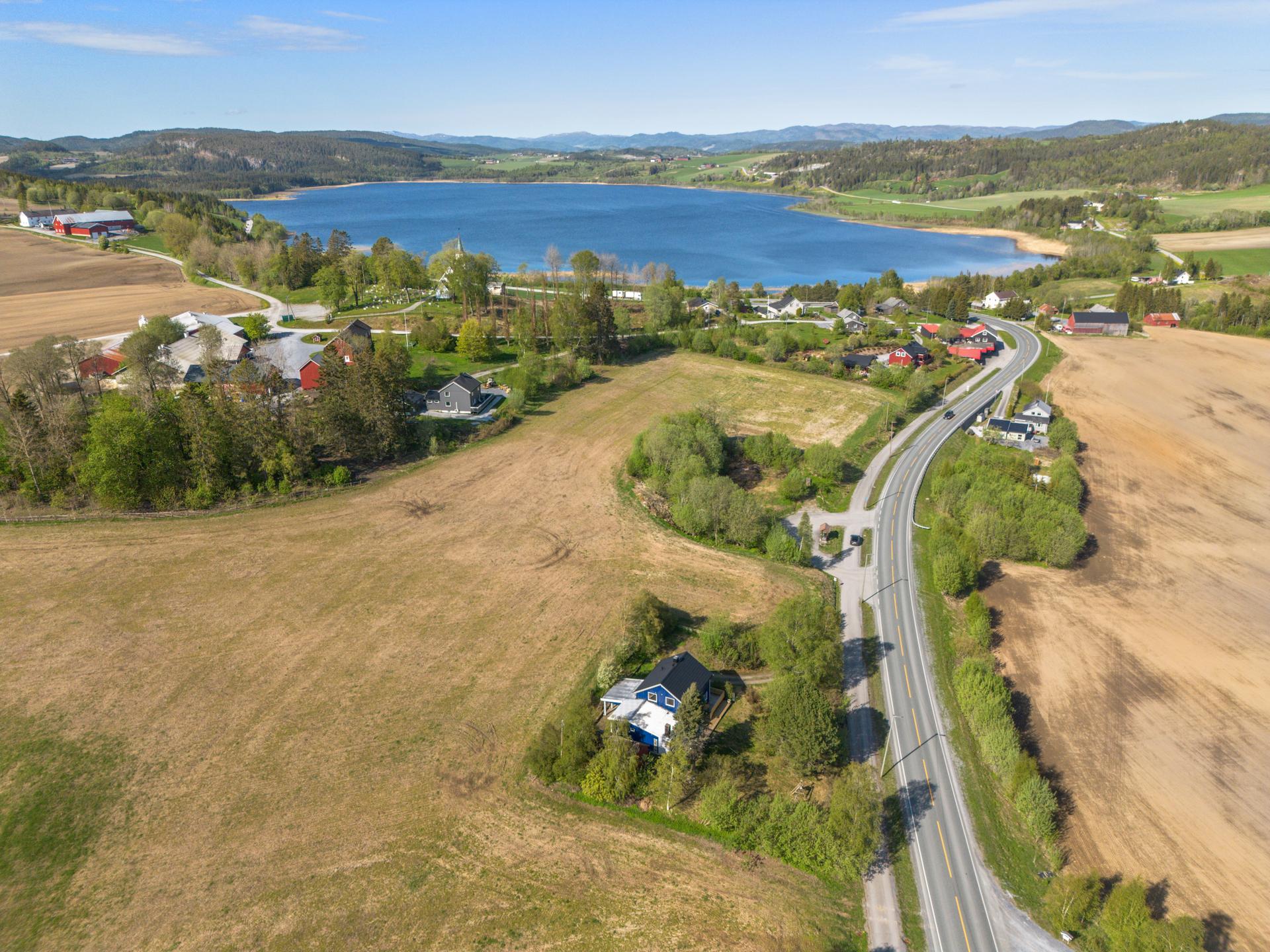 Eiendom beliggende i Følling, ca 12. km fra Steinkjer sentrum. I Steinkjer sentrum finner du blant annet offentlige kontorer, banker, forretninger, jernbane, m.m. Fra boligen er det ca. 10 km til barneskole i Kvam. . Bilde nummer 3 av 3