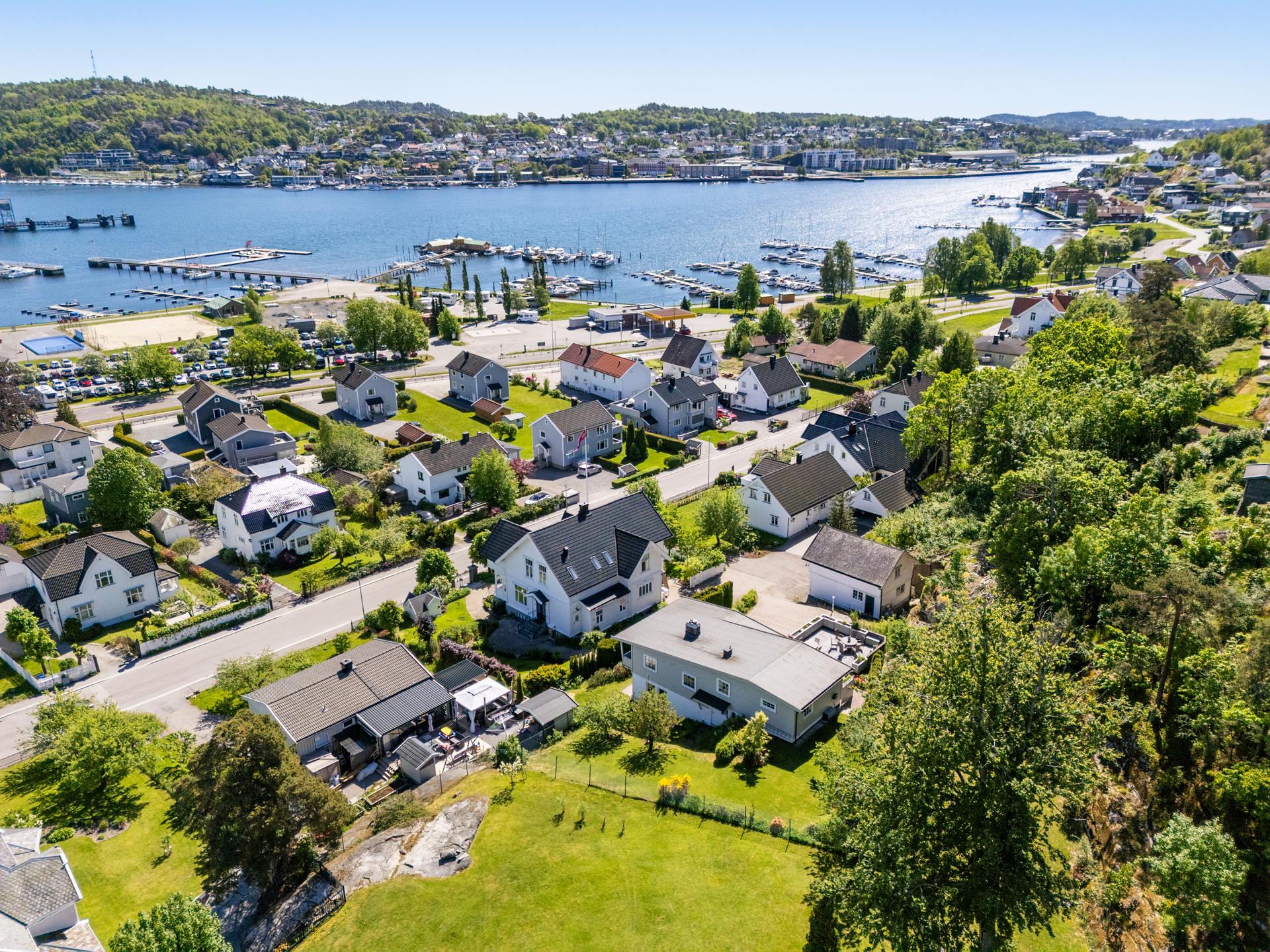 Fra eiendommen er det utsikt over indre havn og kort vei til bryggepromenaden.. Bilde nummer 1 av 3