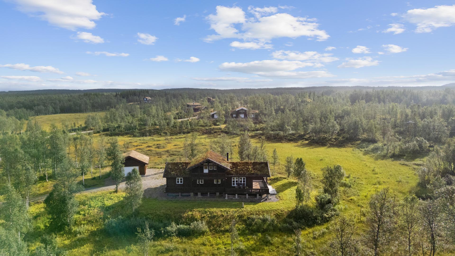 Eiendommen ligger fint til med en stor tomt på hele 1838kvm. . Bilde nummer 3 av 3