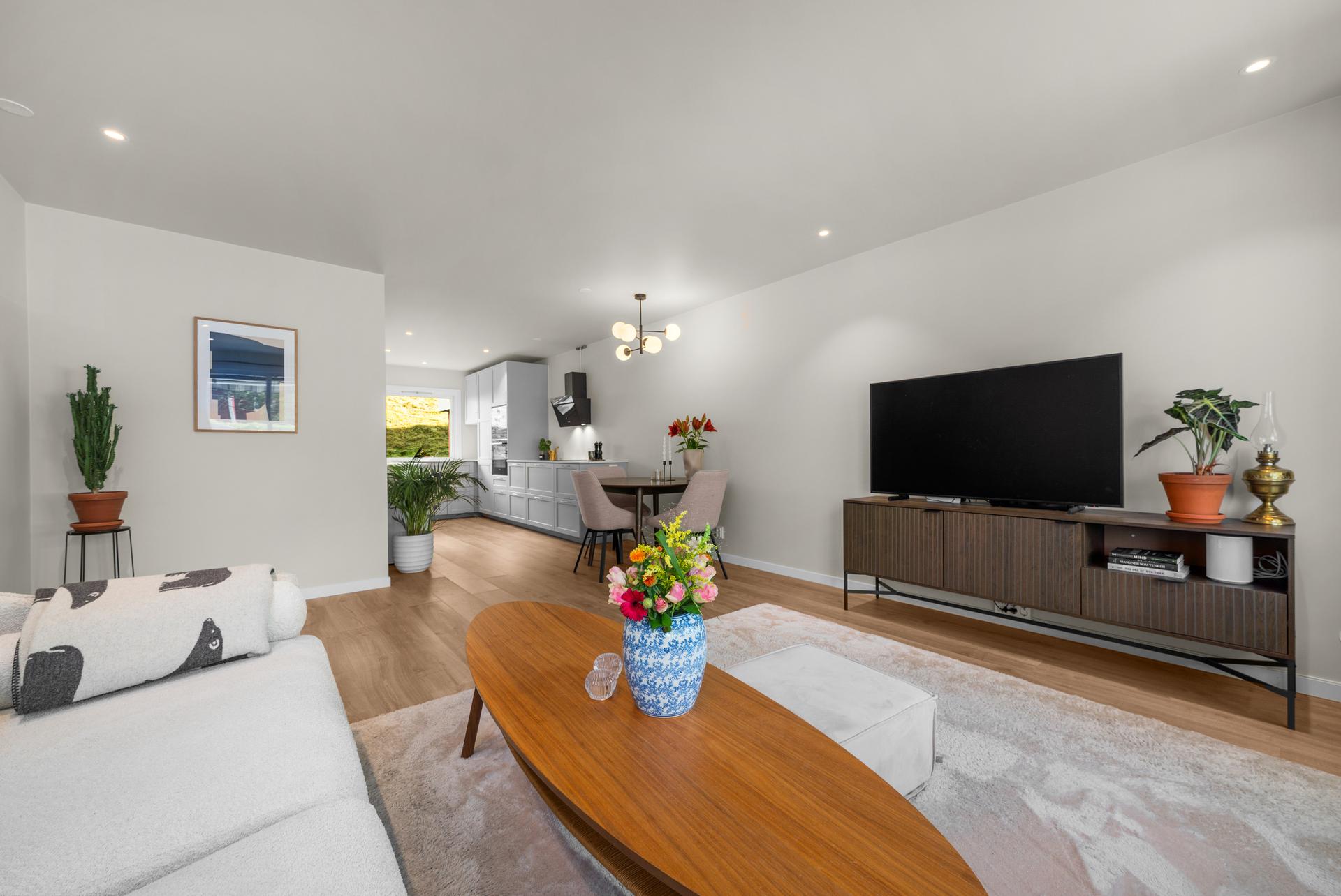 Boligen har fasiliteter som sydvestvendt terrasse, parkeringsplass, gode oppbevaringsmuligheter og rimelige bokostnader. Leiligheten ligger fint til i et etablert og rolig boligområde, i et veldrevet borettslag.. Bilde nummer 2 av 3