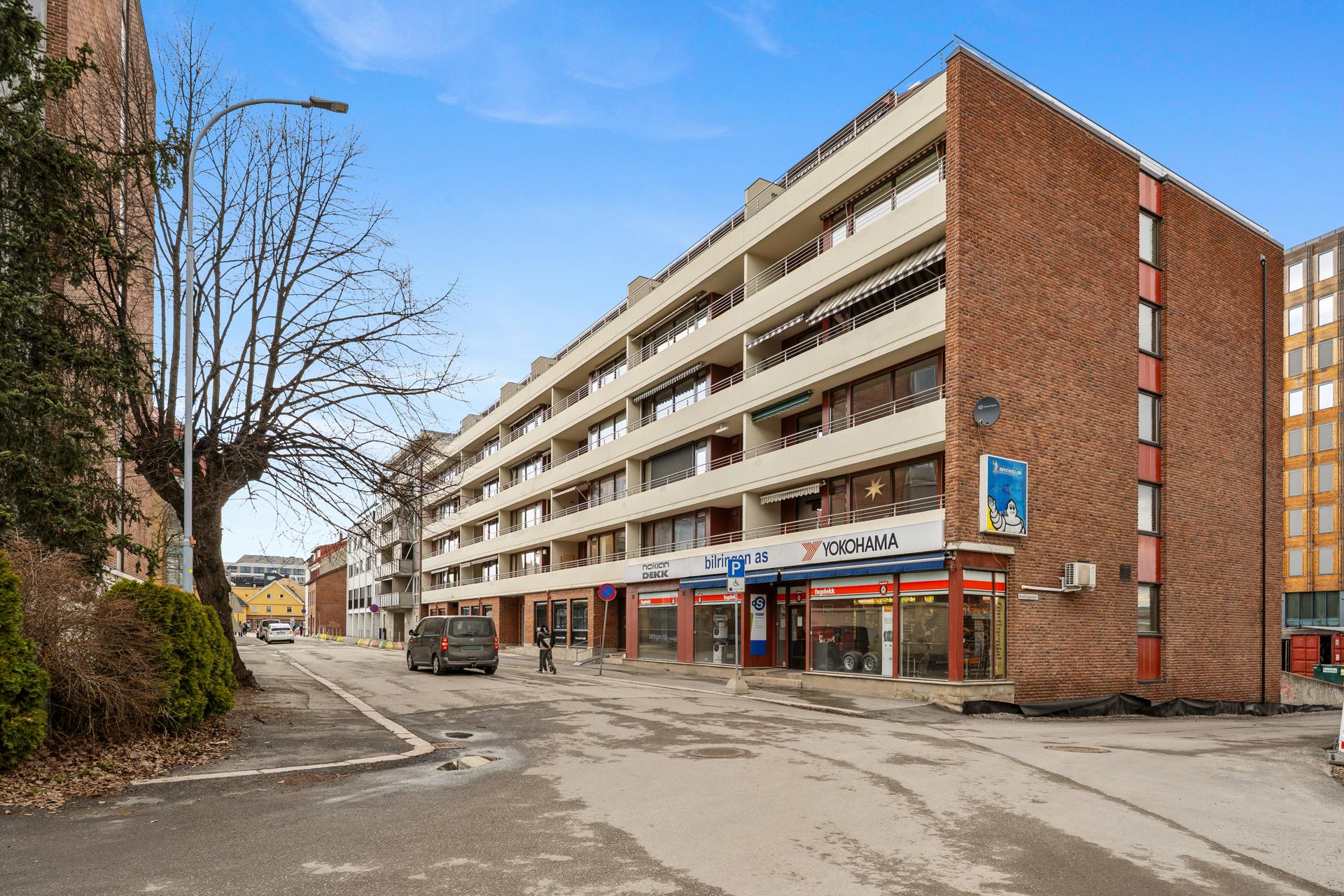 Leiligheten har en meget sentral og pendlervennlig beliggenhet på Strømsø med gangavstand til Drammen stasjon og et rikelig utvalg av butikker og matservering.. Bilde nummer 3 av 3