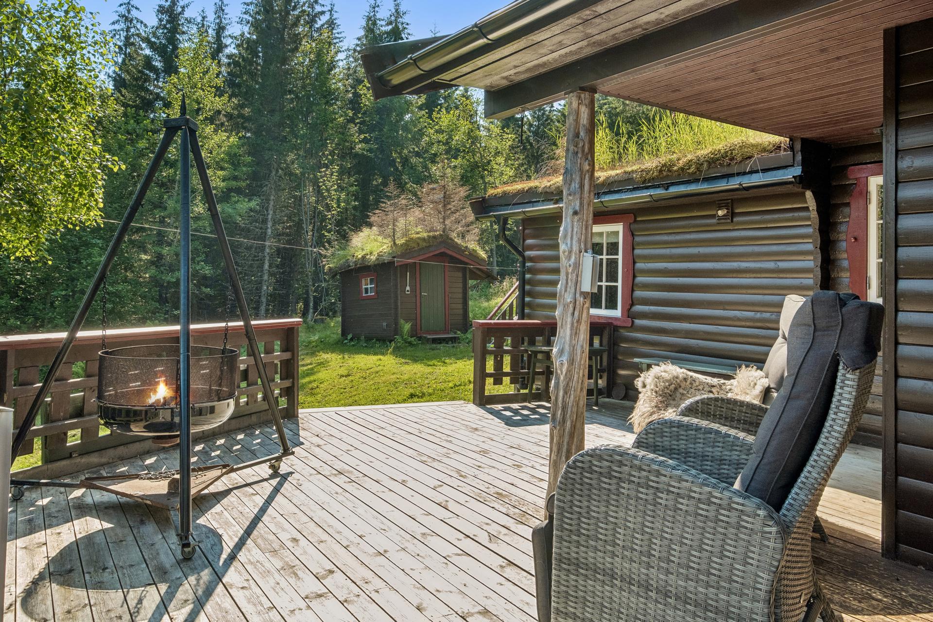 Velkommen til Tomtvassvegen 674! Foto: EFKT v/Hamish Gray. Eiendommen har en romslig terrasse på totalt 38 m², utvidet i 2018.. Bilde nummer 1 av 3