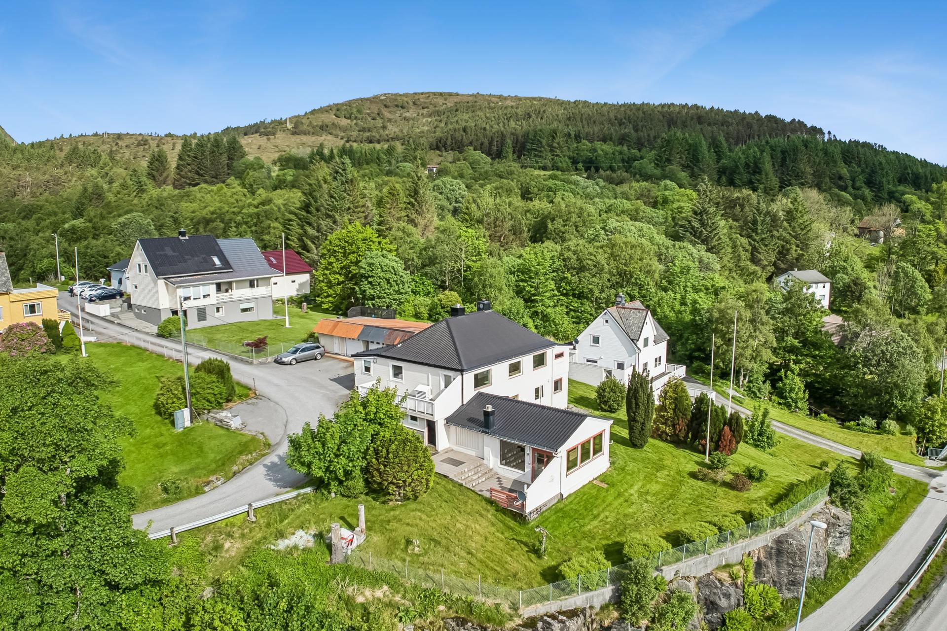 - Boligen er meget innholdsrik og går over tre etasjer -. Bilde nummer 2 av 3