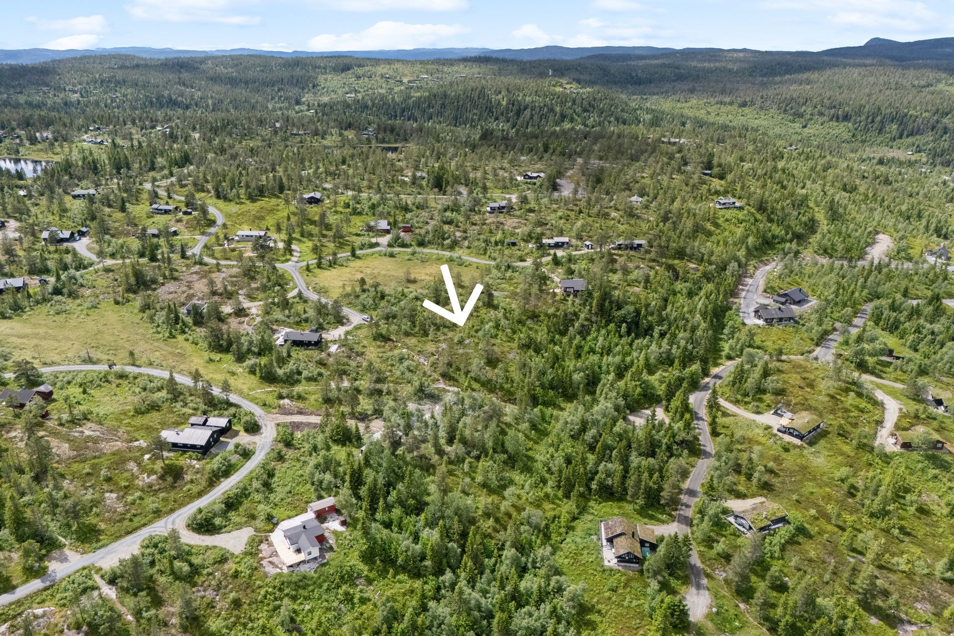 Oversiktsbilde mot sydvest. Pilen viser ca plassering av tomten. Bilde nummer 2 av 3