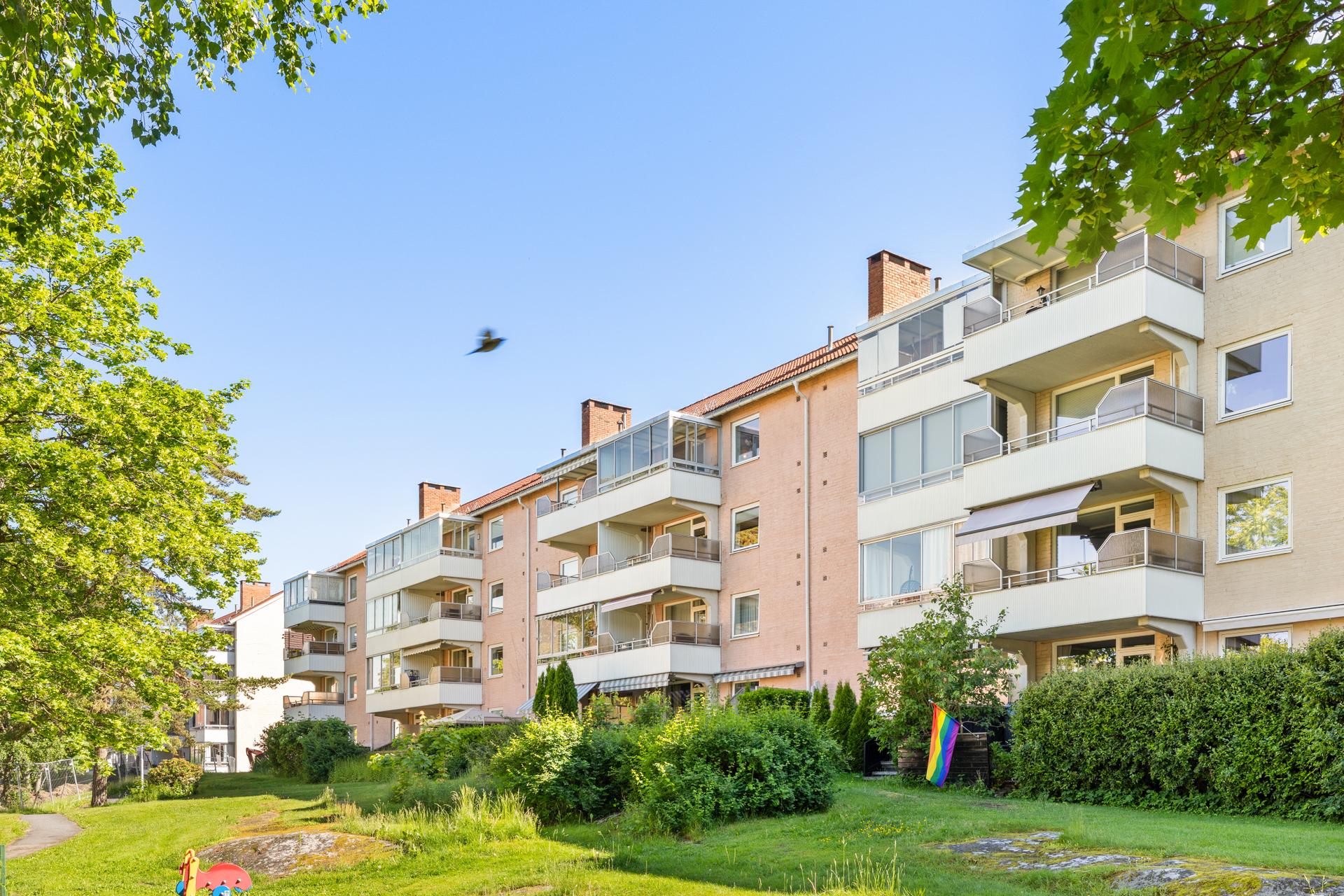 Leiligheten har en svært sentral beliggenhet på Lambertseter med kort vei til Lambertseter senter og t-banestasjon.. Bilde nummer 2 av 3