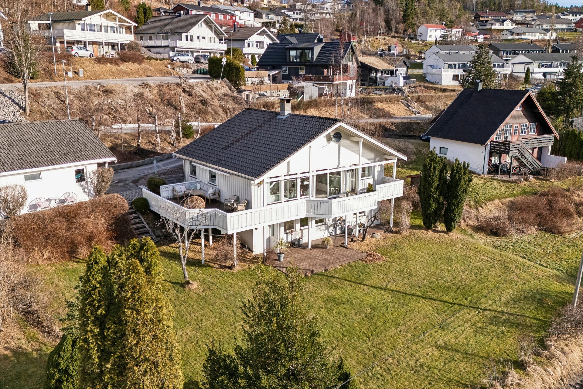 Stor og solrik eiendom på ca. 937 m² med romslig plen og gode utearealer. Foto: EFKT. Bilde nummer 1 av 3